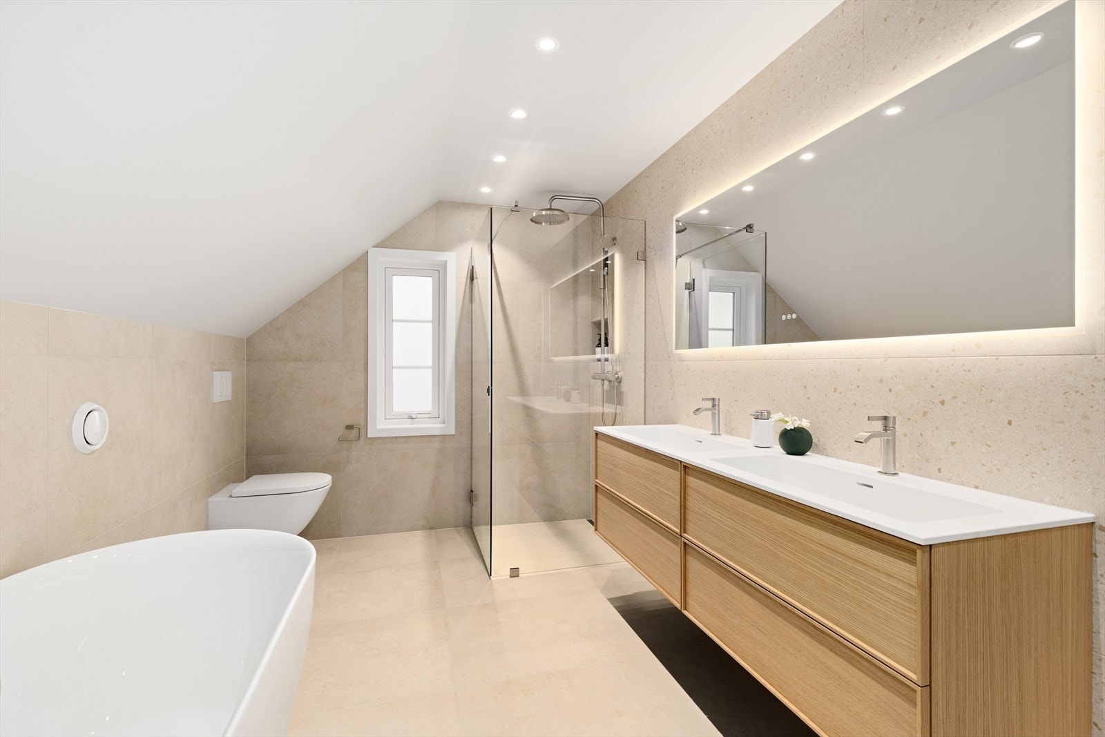 Påkostet og særdeles lekkert baderom i boligens 2. etasje nytt i 2025, utført av fagfolk/Porsgrunn Rør. Lekre material- og fargevalg! Galleribilde