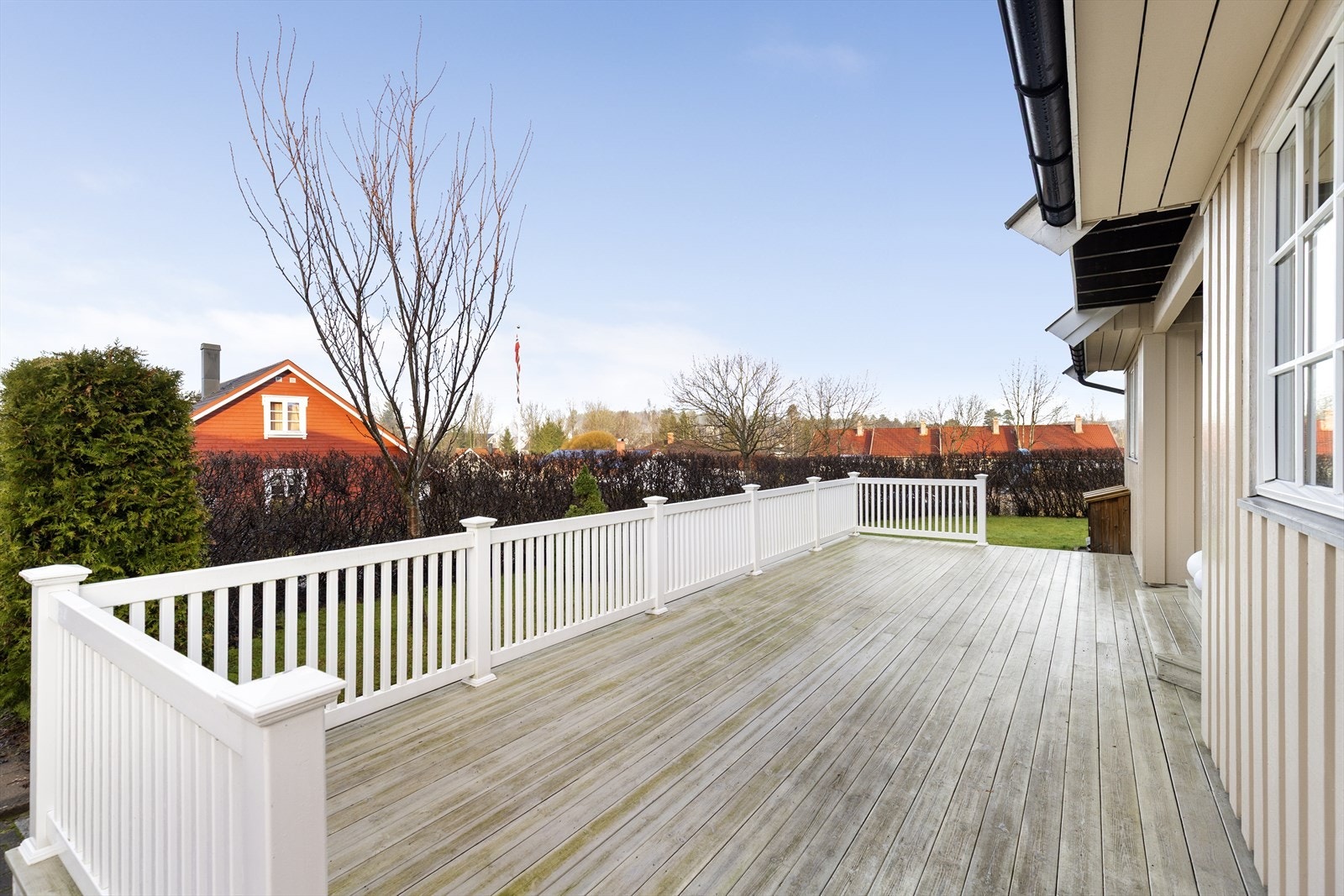 Terrassen ligger solrikt til og gir enkel adkomst til hagen som gir fin boltreplass for store og små. Flott hekk "rammer" inn tomten som består av gressplen, prydbusker og frukttrær. Galleribilde