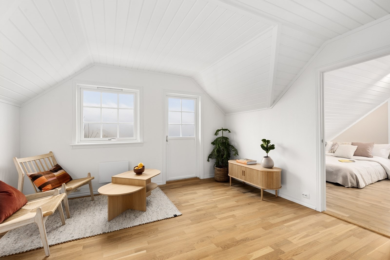 Hyggelig loftstue i boligens 2. etasje med utgang til balkong med fin utsikt mot nærområdet. Galleribilde