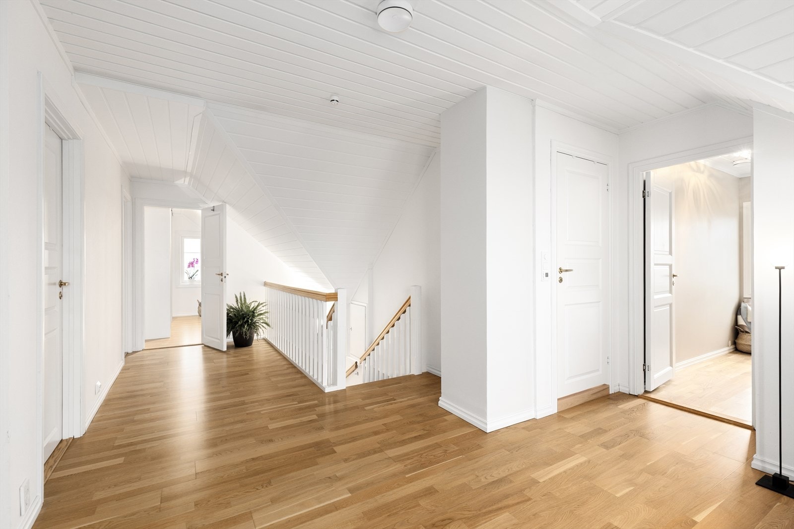 Boligen innehar lyse og delikate overflater med gjennomgående god standard. 2.etasje har 4 soverom, nytt baderom og et praktisk separat garderoberom. Galleribilde