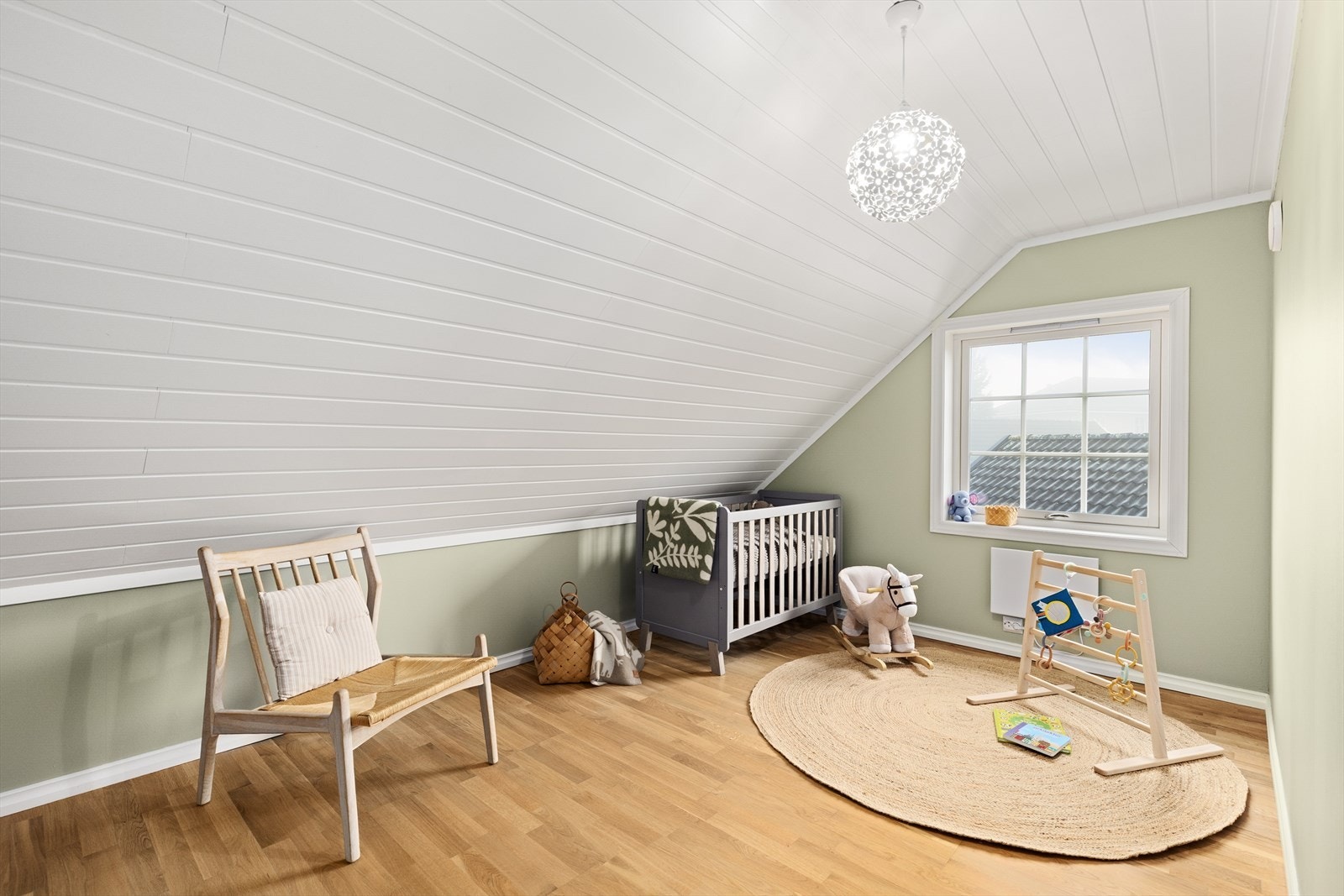 Overflater på soverommene består av parkett på gulv, malte vegger og malt panel/ mdf- panel i himling. Nye panelovner kjøpt høsten 2025 med programfunksjoner/tidsstyring. Galleribilde