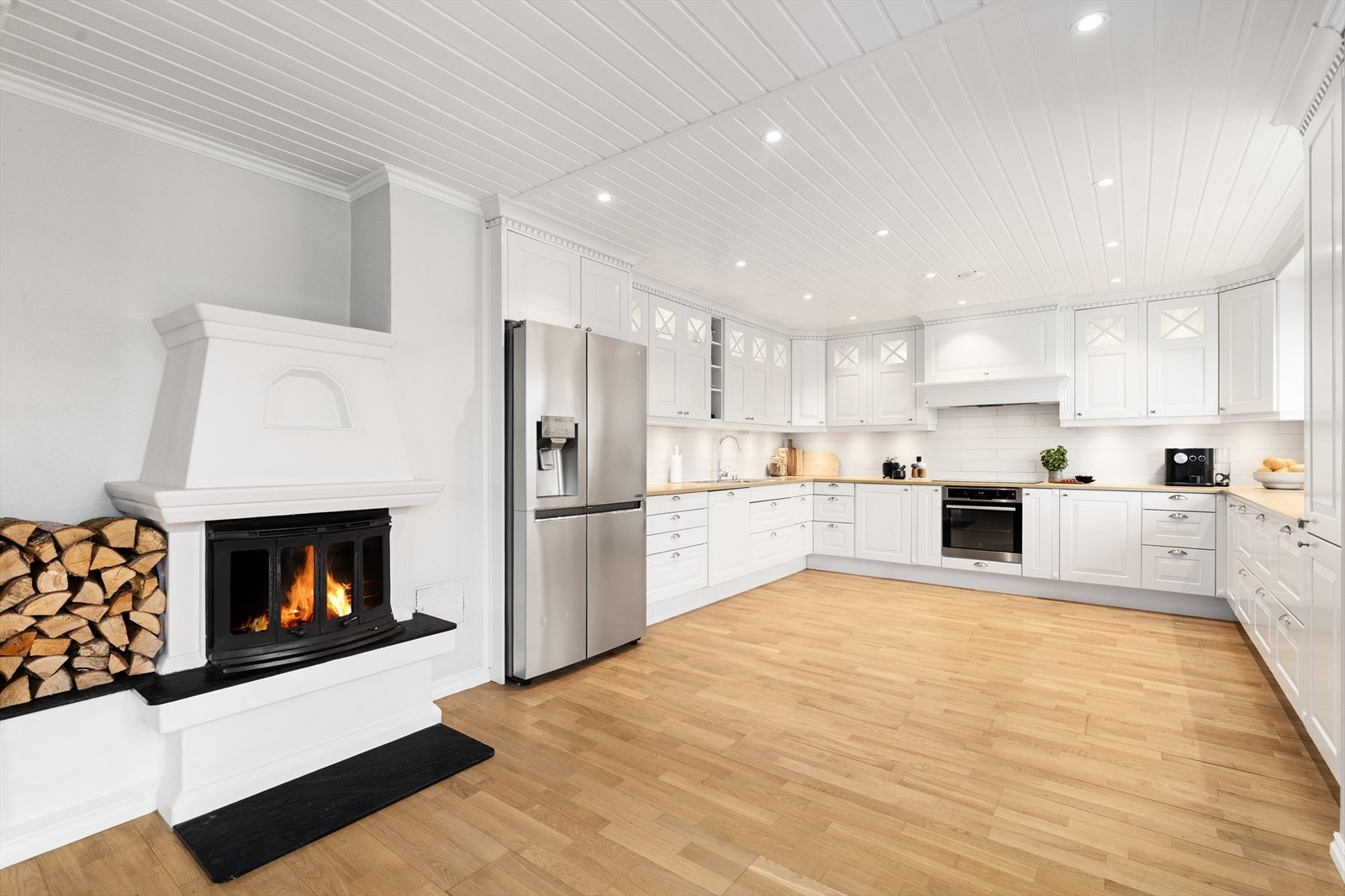 Hvitevarer som stekeovn, platetopp på 80cm og Miele oppvaskmaskin er integrert. Frittstående side by side kjøl-/ fryseskap medfølger. Ventilator fra Røroshetta. Galleribilde