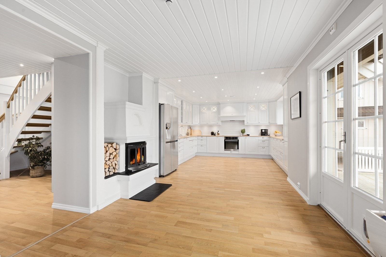 Det lekre kjøkkenet ligger i åpen løsning med spisestue/ stue som skaper en luftig og god romfølelse. Innvendige overflater i stue og kjøkken er nylig oppusset i 2025 samt ny belistning. Galleribilde