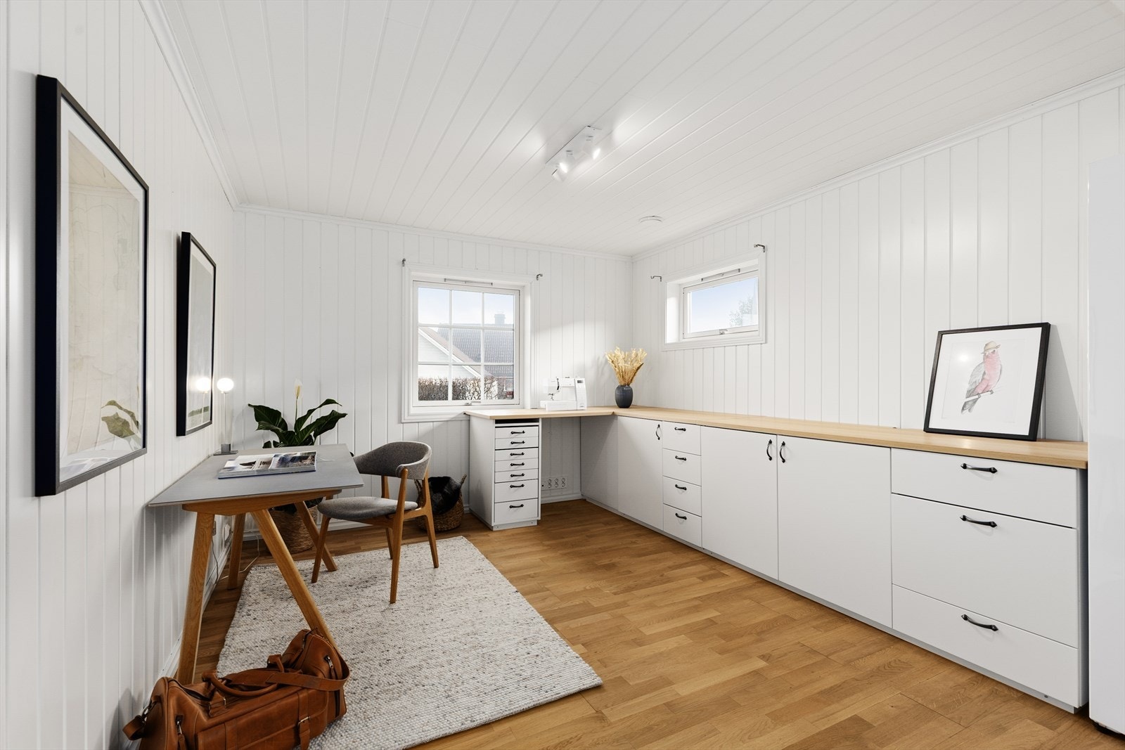 Stort soverom/flerbruksrom i hovedetasjen! Dette rommet gir deg ekstra frihet til å tilpasse hjemmet etter dine behov. Perfekt som soverom nr 5, hjemmekontor, hobbyrom, garderoberom ect. Galleribilde