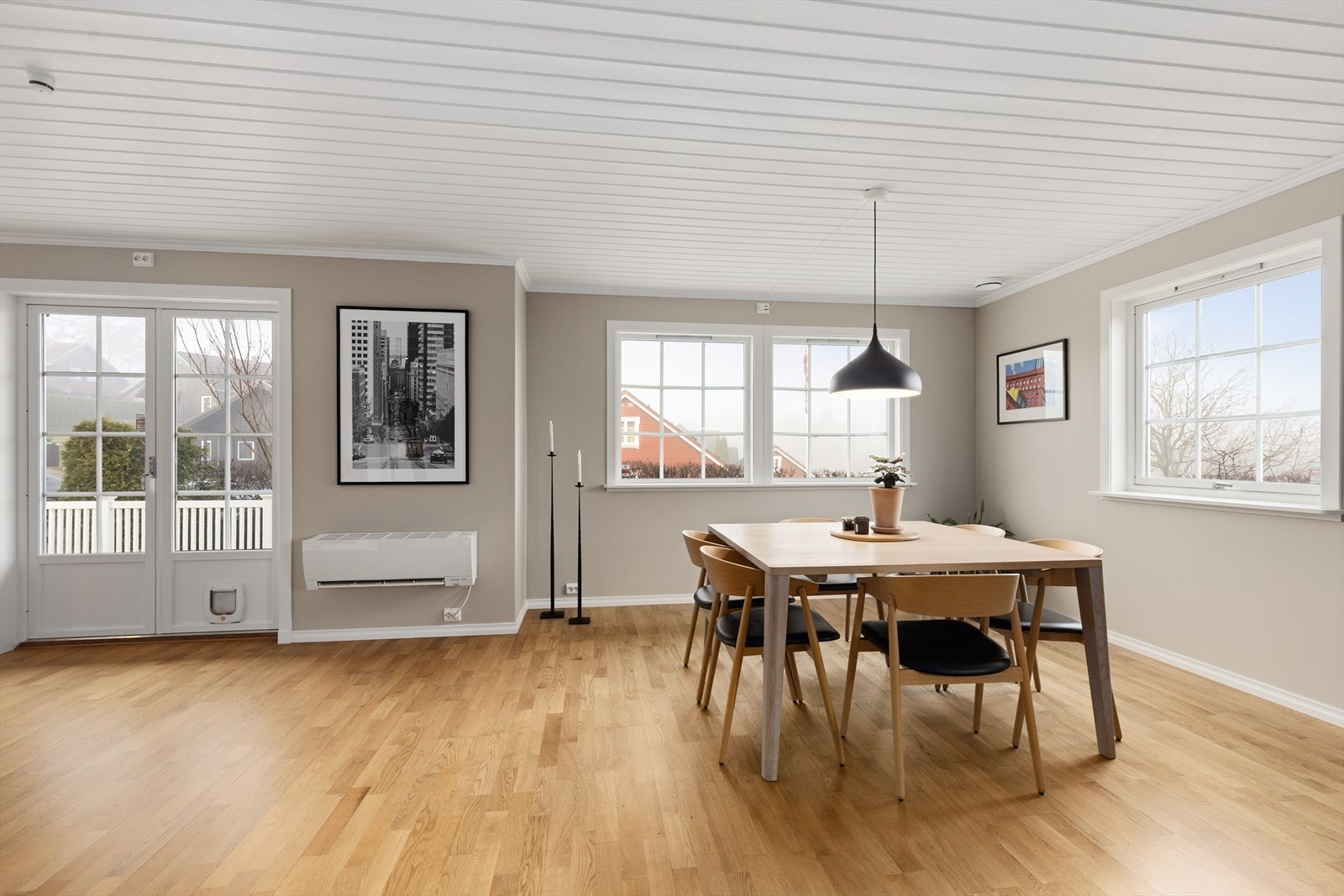 Fra stuen er det utgang til solrik terrasse mot nord/vest med god plass til utemøblement og med videre adkomst til hagen. Galleribilde