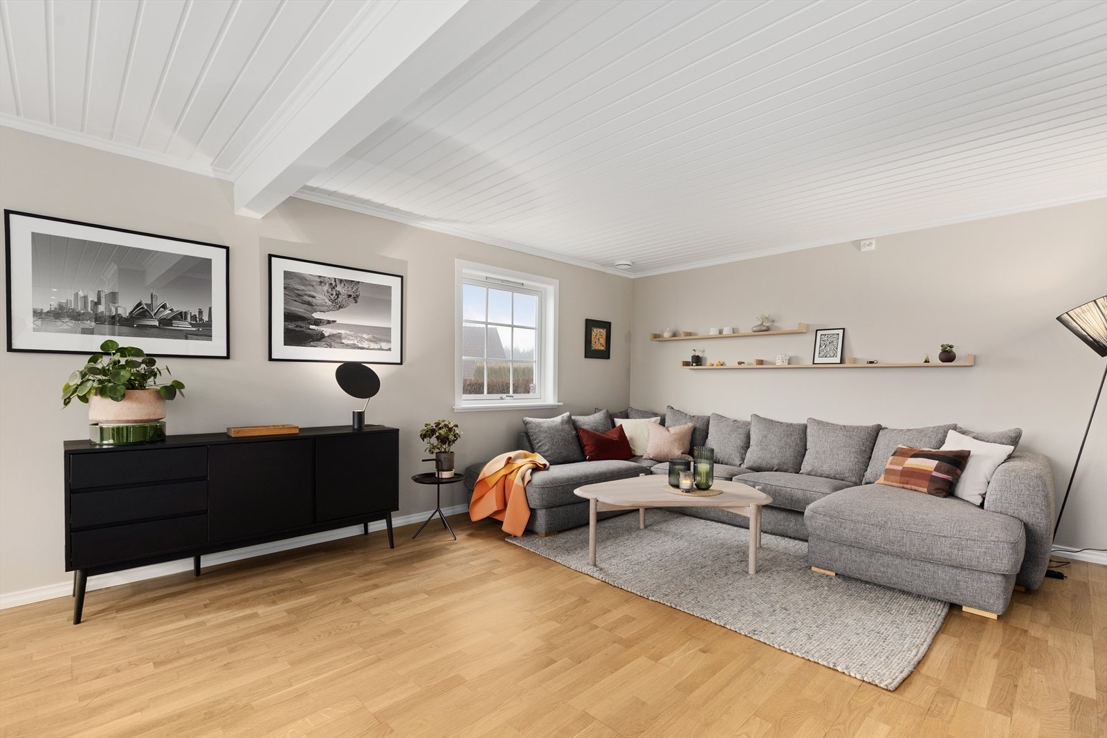 Boligen er svært godt oppdatert teknisk med balansert ventilasjonsanlegg fra Flexit med tilleggsvarmer, der aggregat er skiftet i 2025. Boligen har nytt sikringsskap fra 2017. Galleribilde