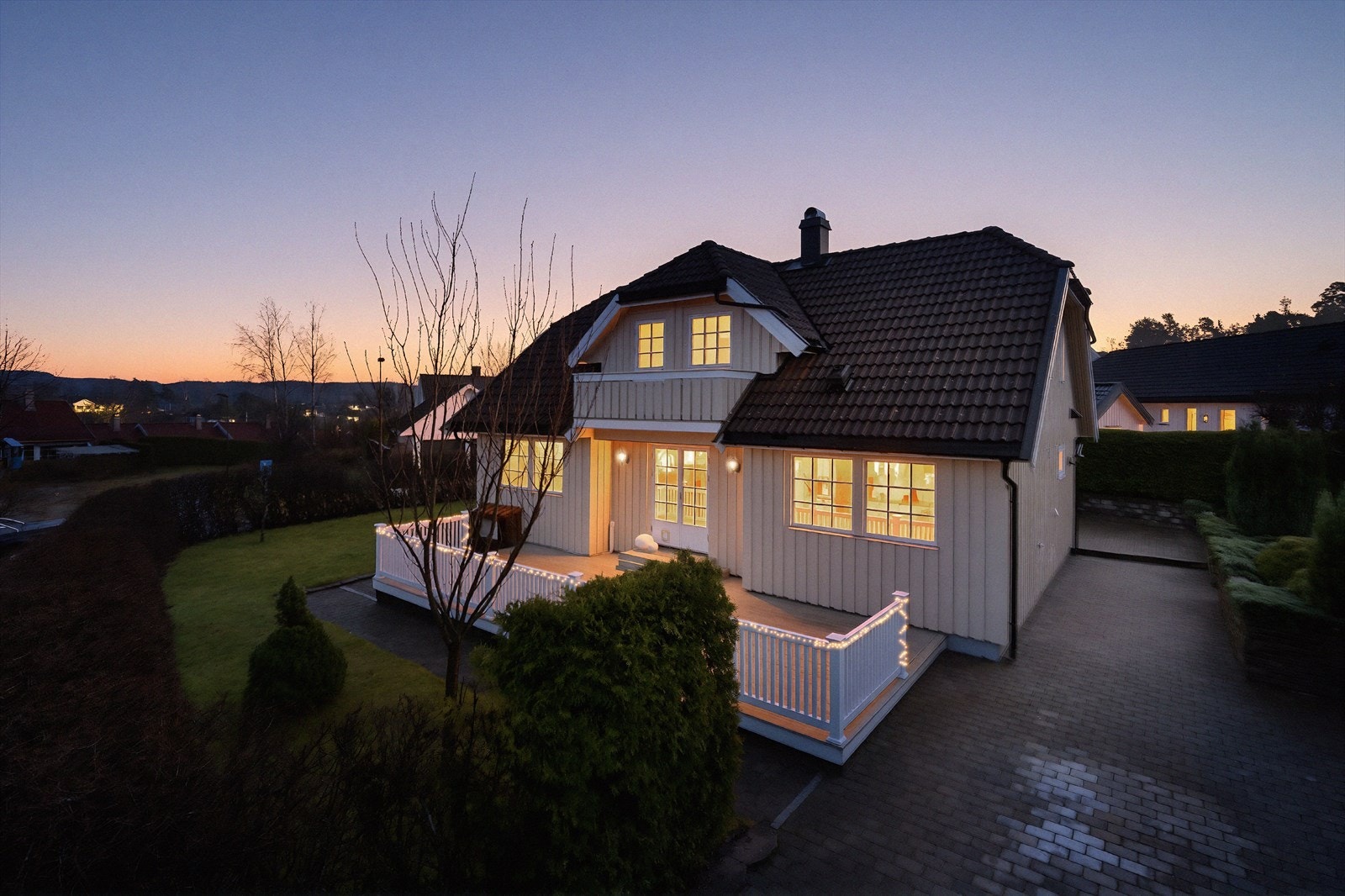 Særdeles flott, og nylig påkostet enebolig med dobbel garasje! På denne eiendommen har du solen hele dagen til sent på kvelden på sommerhalvåret! Galleribilde