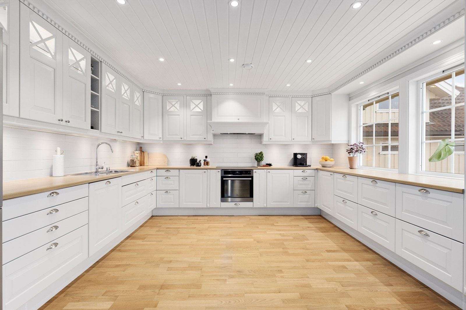 Påkostet kjøkken nytt i 2017 med innredning fra Sigdal. Her er det rikelig med oppbevaringsplass i både skap og skuffer, samt godt med arbeidsflater på benkeplaten. God belysning fra taket med spotter med dimmer. Galleribilde