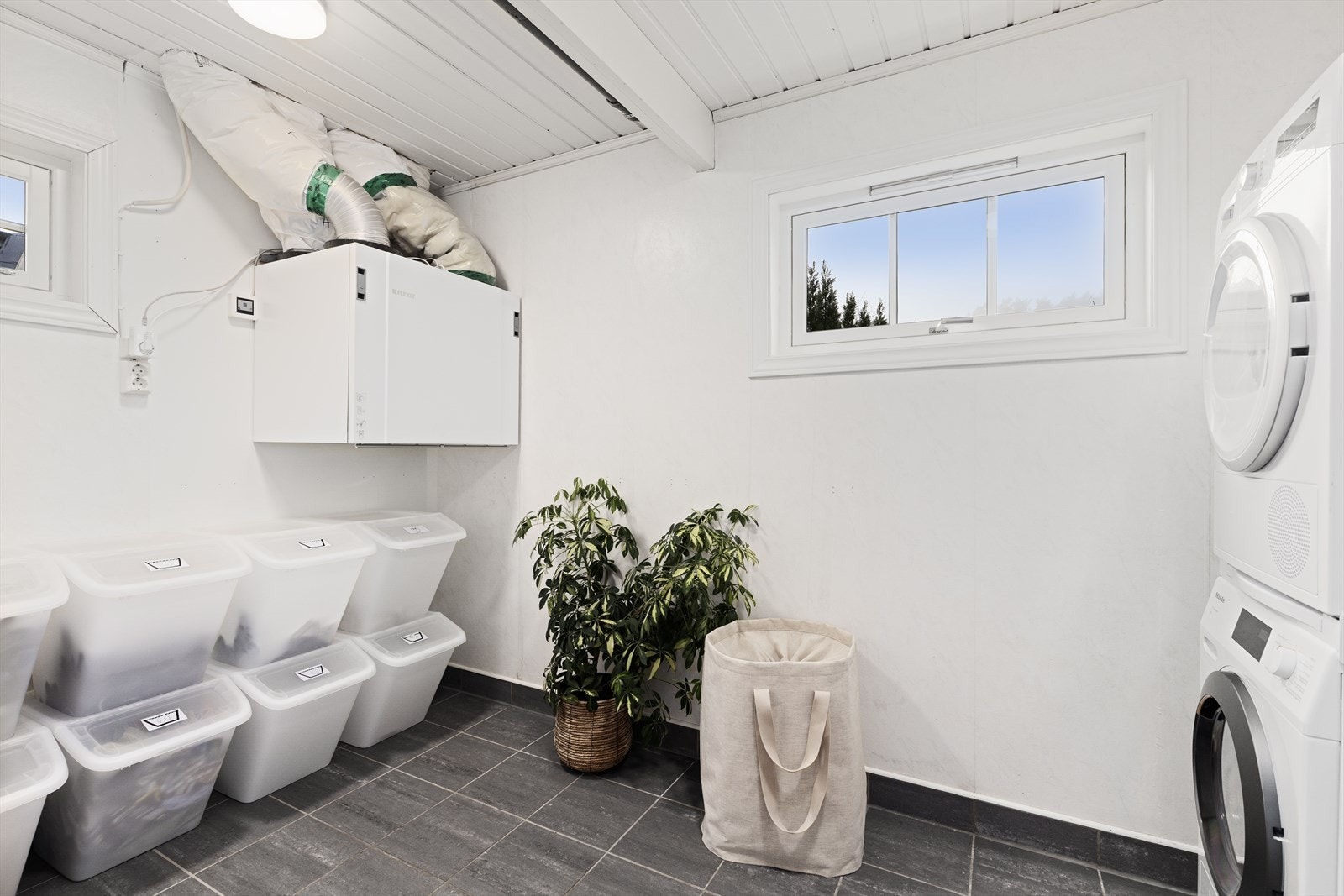 Vaskerom fra 2014 som inneholder skyllekar i stål, varmtvannstank på ca. 200 liter og opplegg til vaskemaskin. balansert ventilasjonsanlegg fra Flexit med tilleggsvarmer, der aggregat er skiftet i 2025. Galleribilde