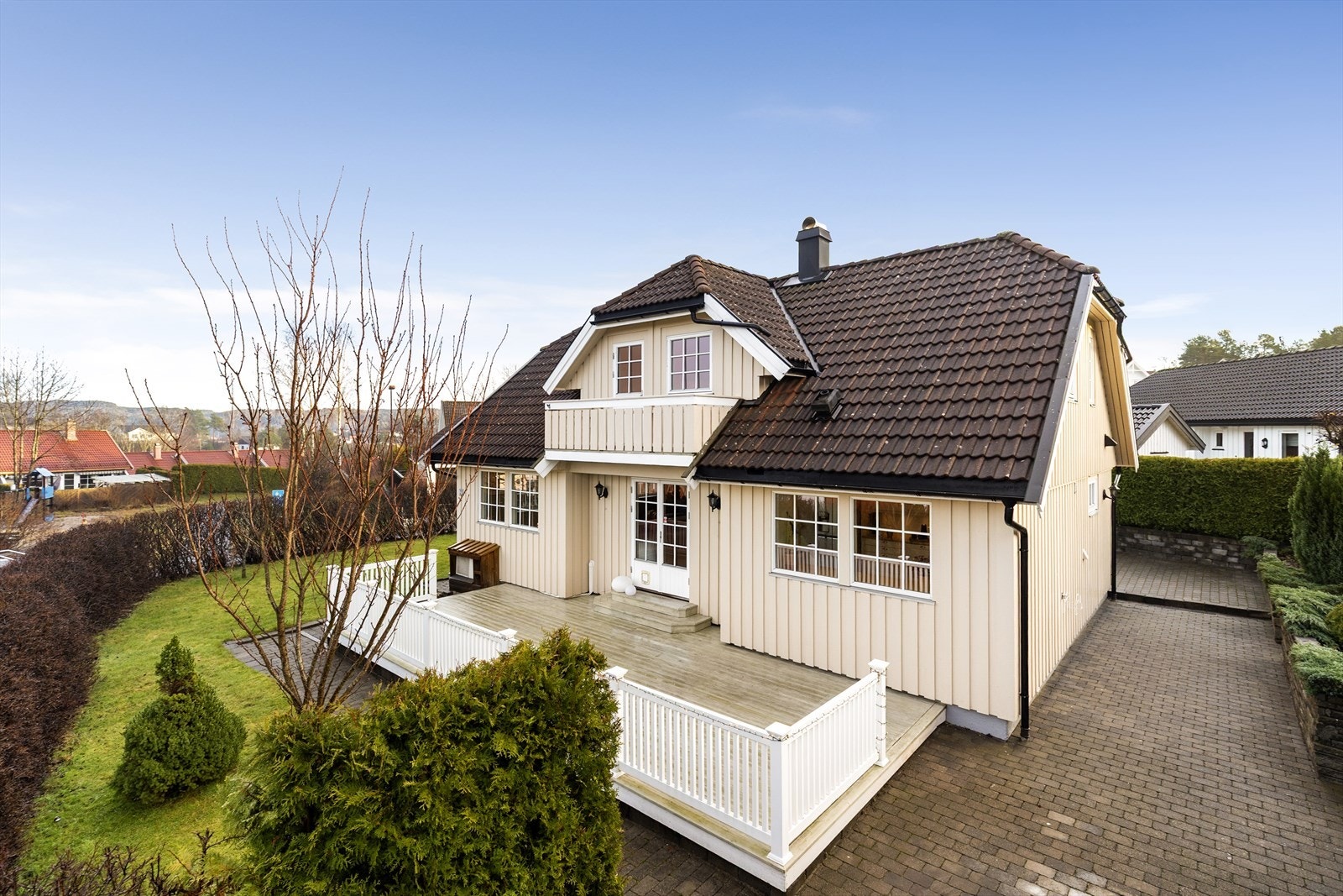 Boligen har en god beliggenhet i et etablert og barnevennlig boligfelt på Heistad på flott hjørnetomt. Svært gode solforhold! Galleribilde