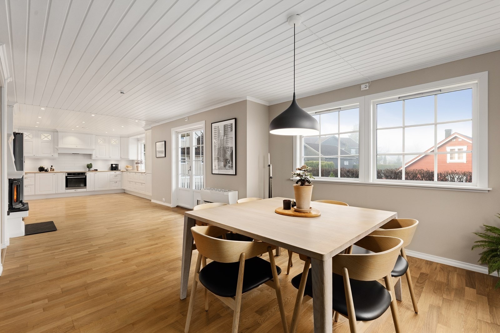 En lys og behagelig atmosfære møter deg straks du kommer inn i boligen! Store gode oppholdsrom i hovedetasje med åpne stue/kjøkkenløsning! Galleribilde