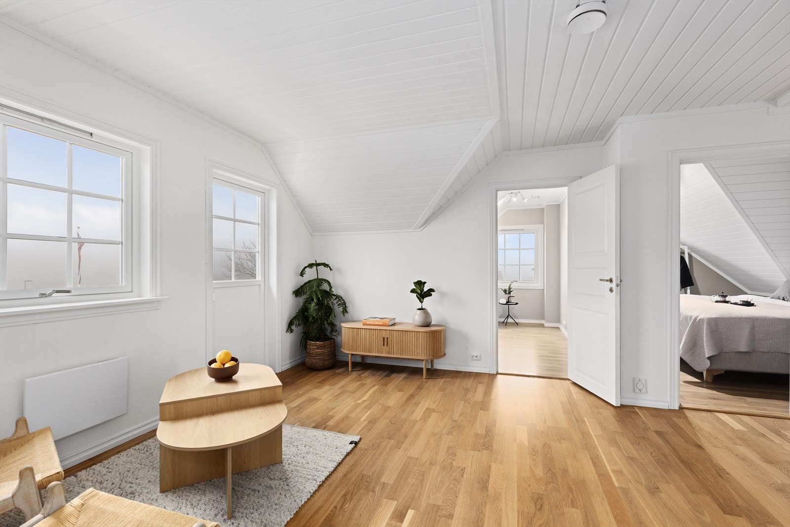 Her er det fin plass til sofagruppe og mediemøblement. Galleribilde