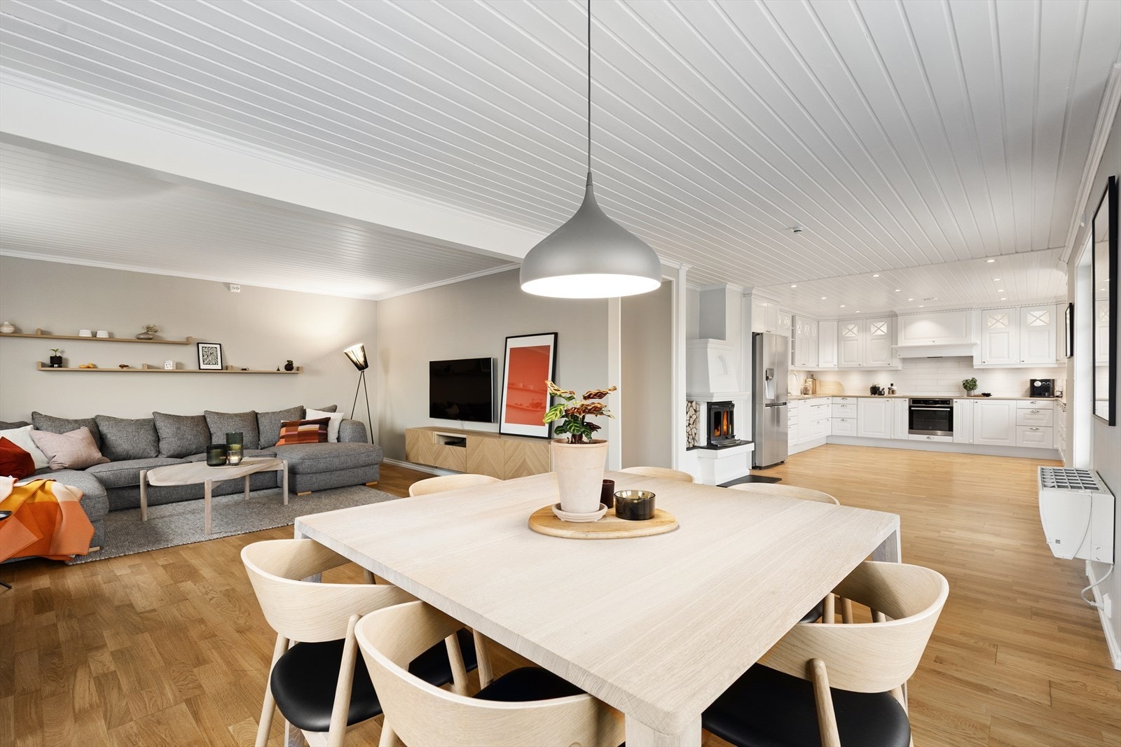 Det er montert varmepumpe i 2018, samt peisinnsats med glassdører som gir en lun og hyggelig atmosfære. Her er det plass til stort langbord når hele familien skal samles! Galleribilde