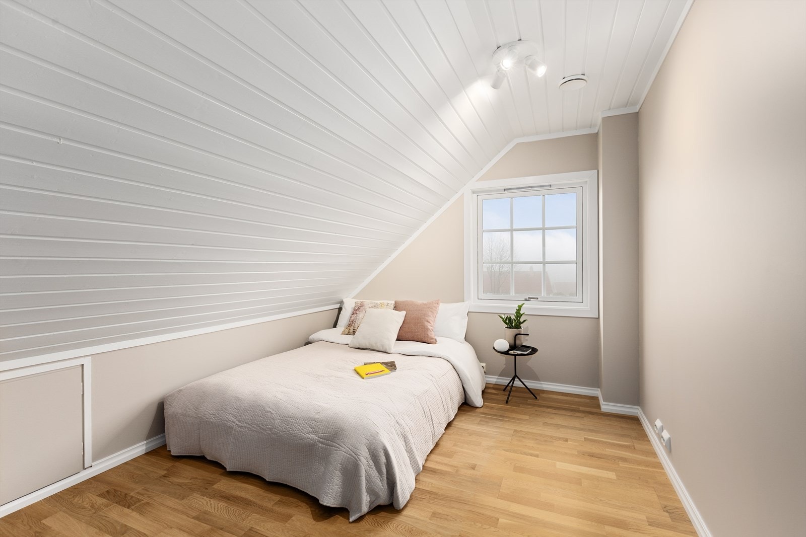 Det er 4 soverom i boligens 2. etasje, alle ligger praktisk til med tilkomst fra loftstuen. Galleribilde