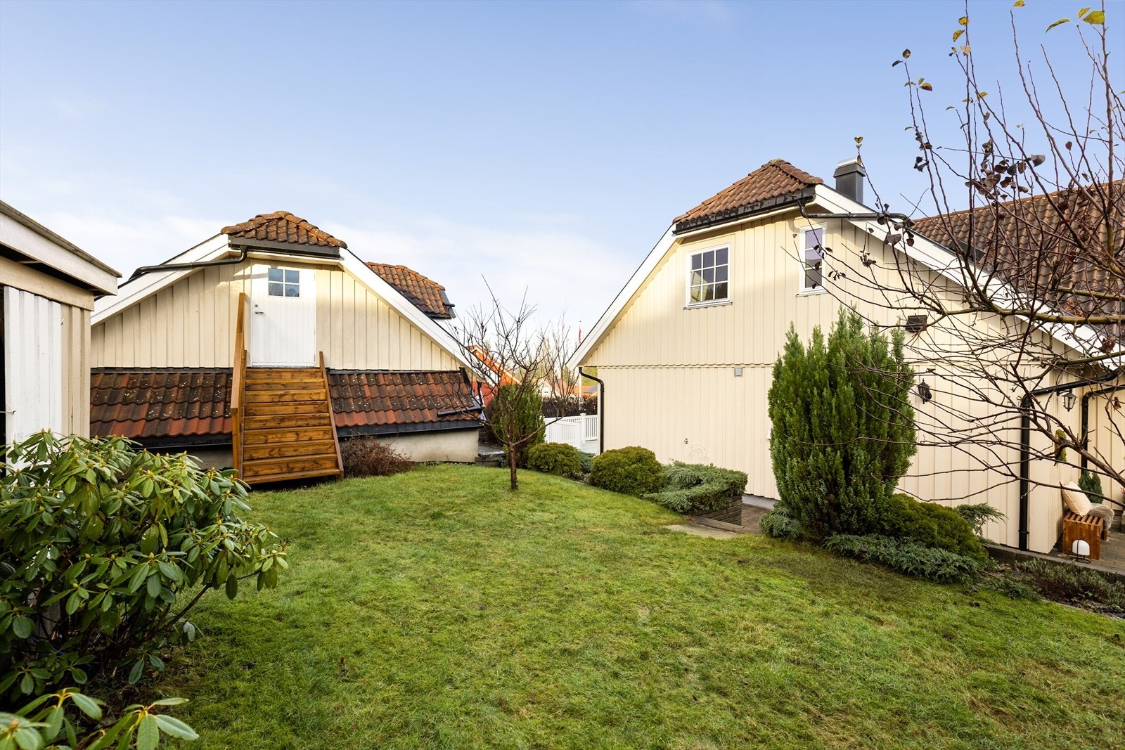 Hagen er delt i to forskjellige nivåer. Den øvre delen av hagen har adkomst til utvendig bod og loftetasjen på garasjen. Galleribilde