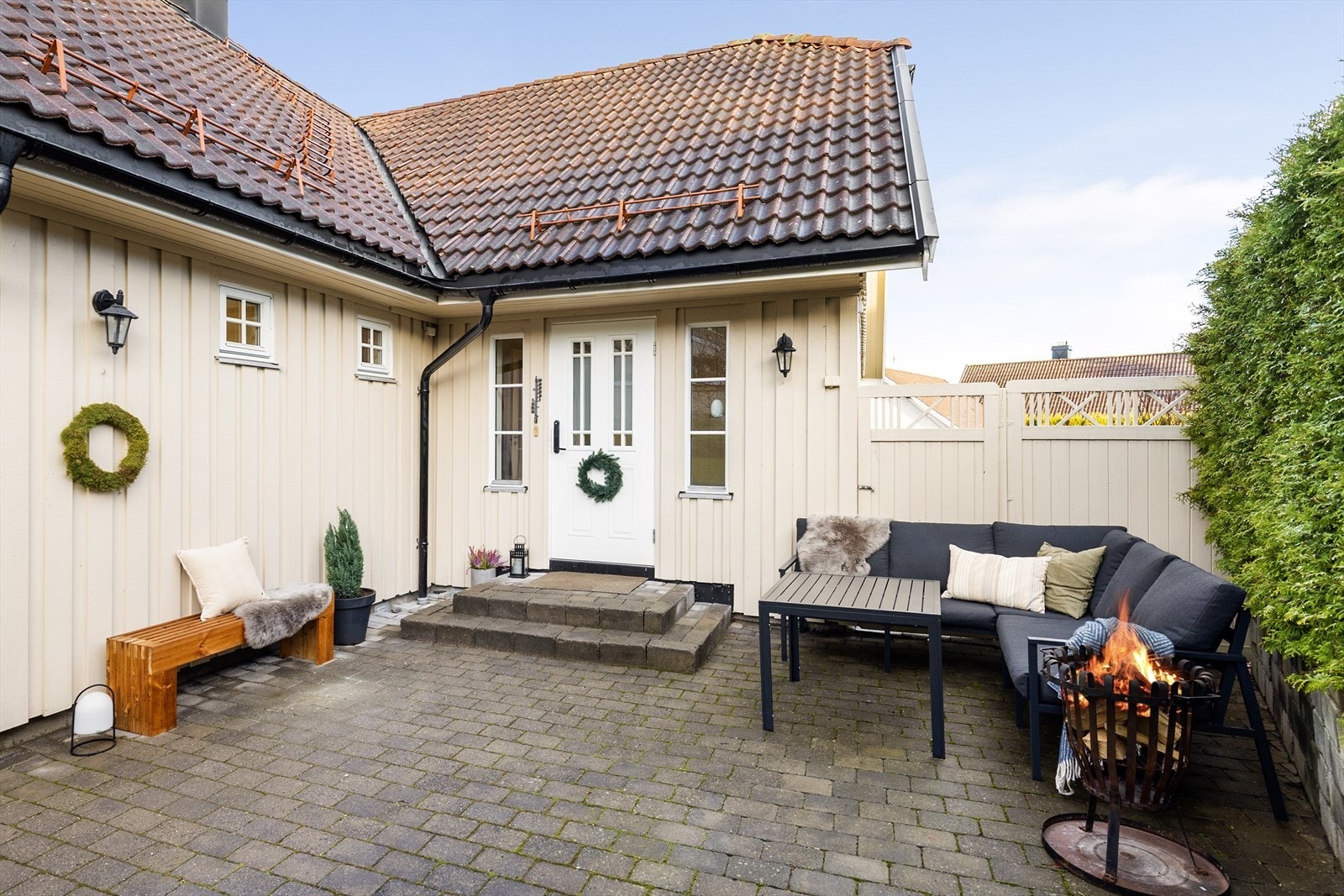 Pent og innbydende inngangsparti - usjenert, lunt og solrikt! Galleribilde