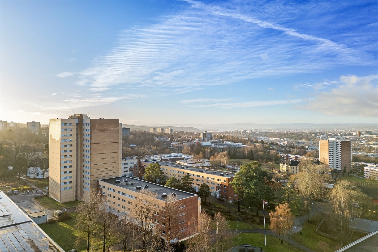 Svært sentral beliggenhet med kun 5 minutter gange til dagligvare, offentlig transport og andre servicetilbud. Galleribilde
