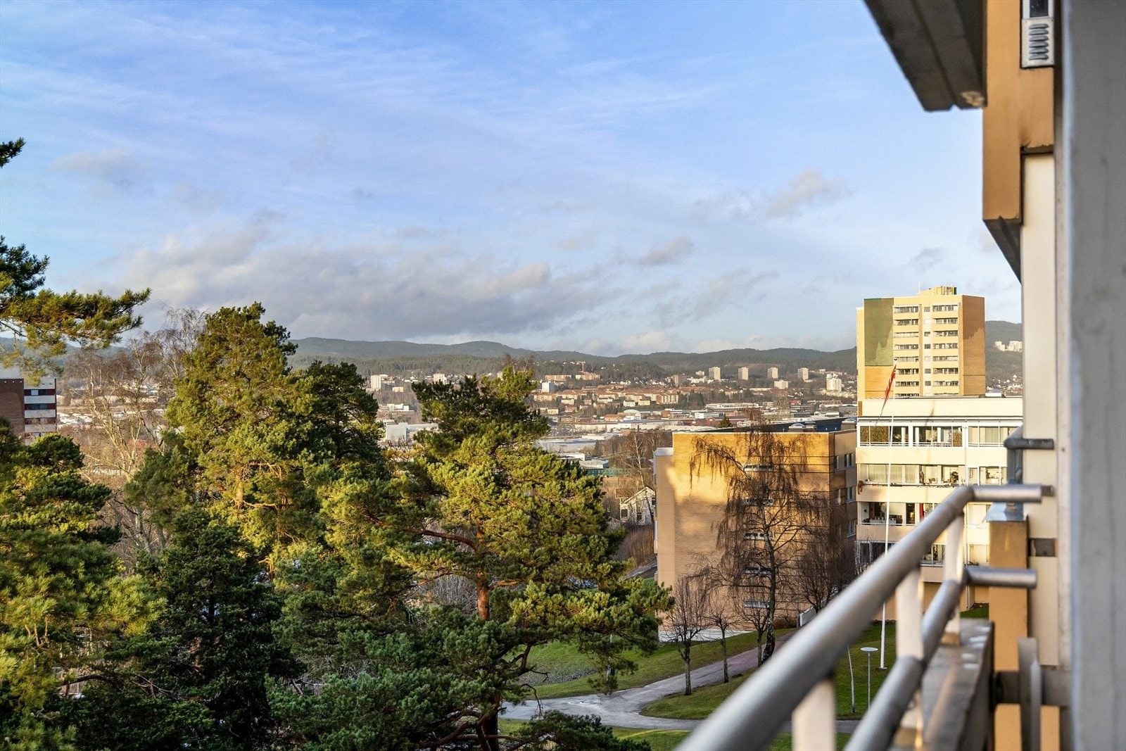 Balkongen er vendt mot hyggelige fellesarealer. Galleribilde