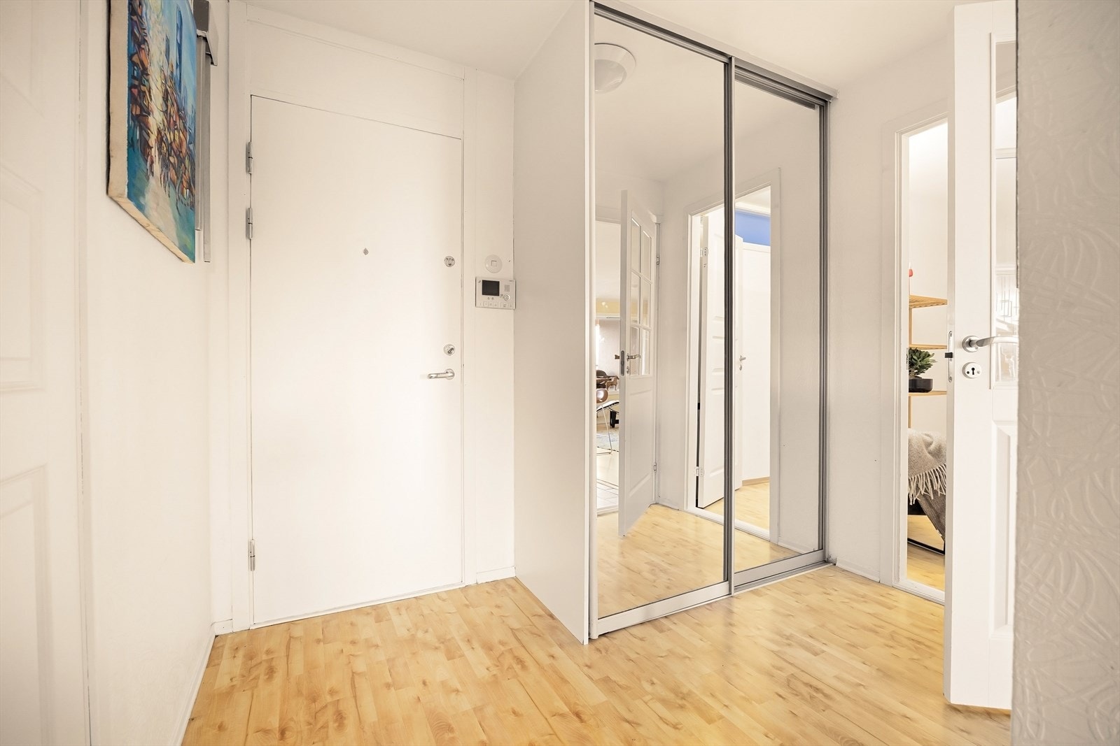 Entrè med skyvedørsgarderobe med mye oppbevaringsplass. Galleribilde