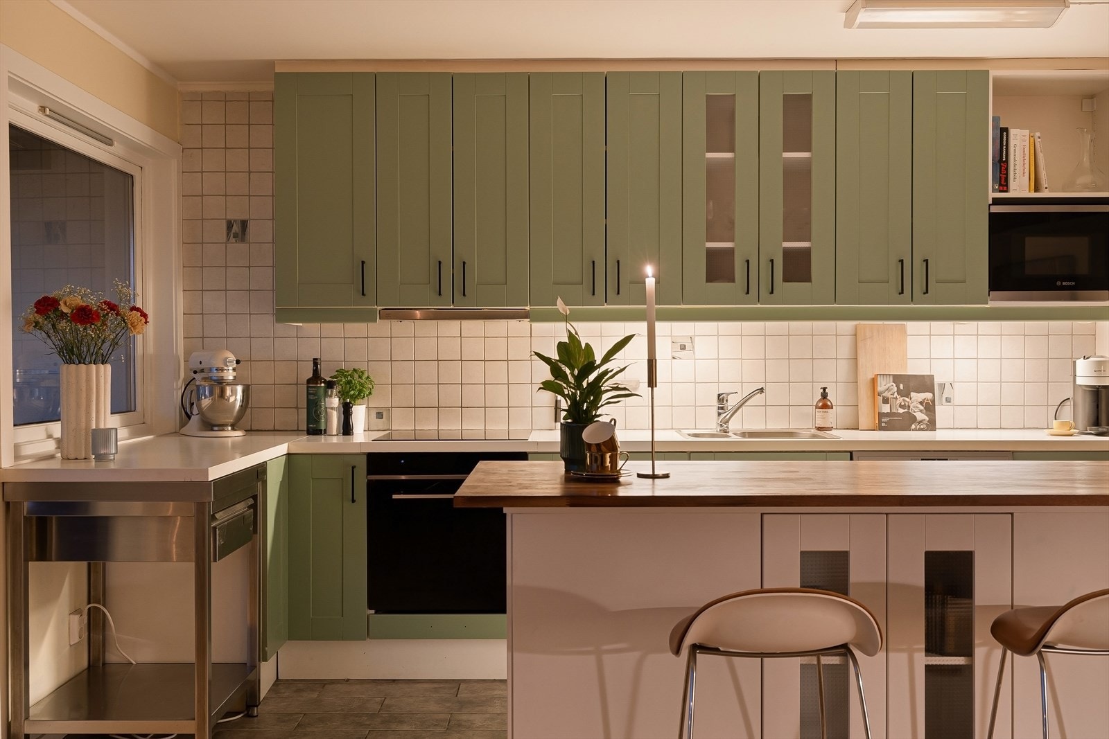 Leiligheten har en optimal planløsning med åpen stue- og kjøkkenløsning som gir en sosial og hyggelig atmosfære. Galleribilde