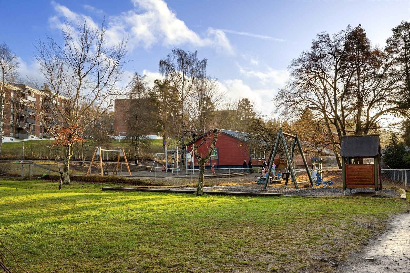 Nærområdet består av fine grøntarealer, lekeplasser og sitteplasser. Galleribilde