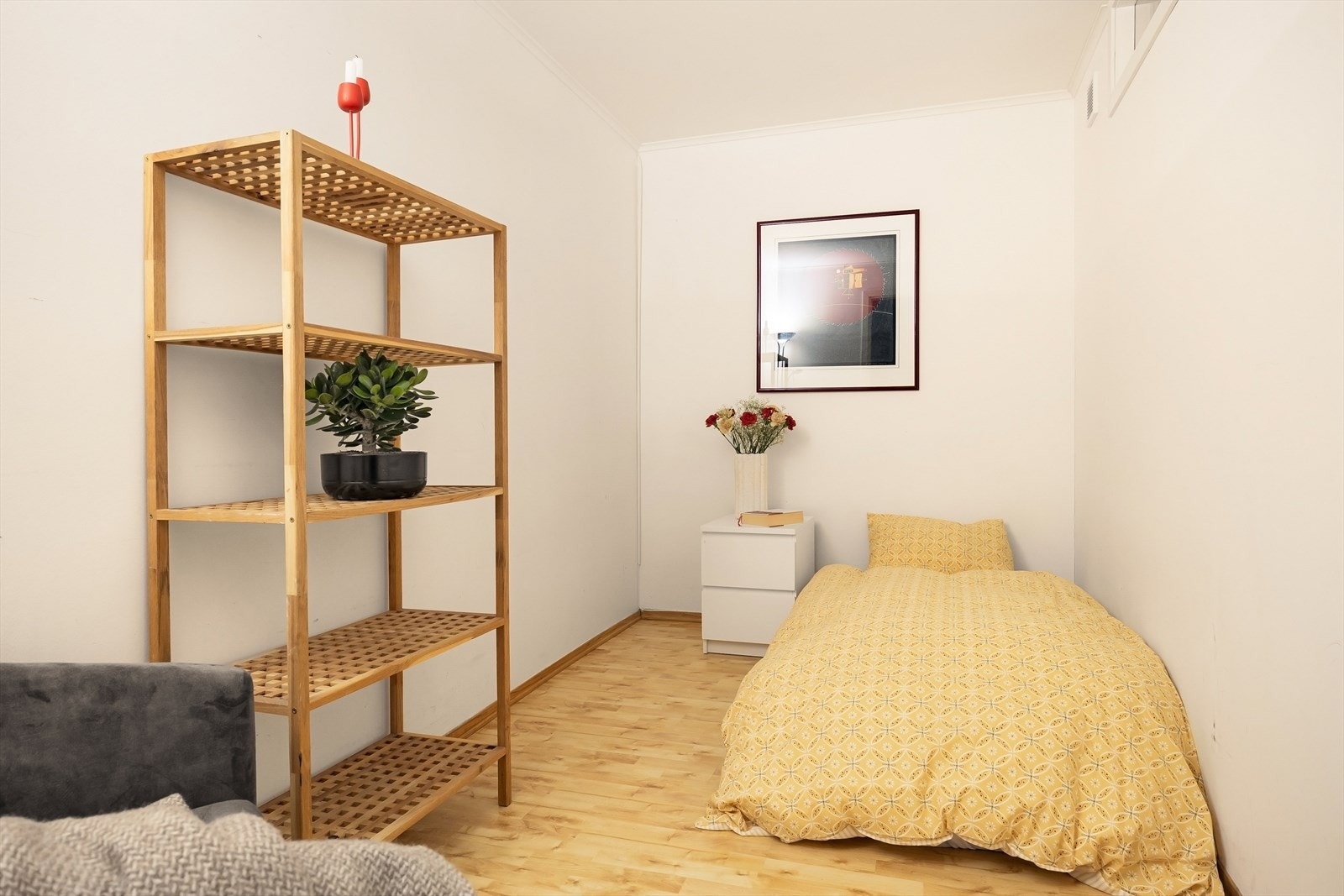 Alkove med plass til seng, nattbord og garderobeløsning. Galleribilde