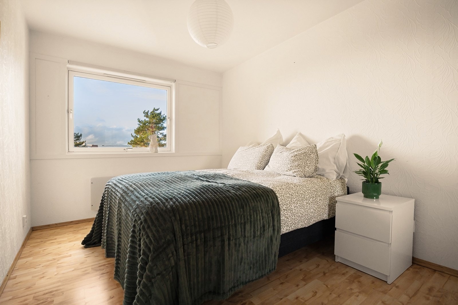 Soverommet | Rommet er av god størrelse med plass til dobbeltseng og tilhørende nattbord. Galleribilde