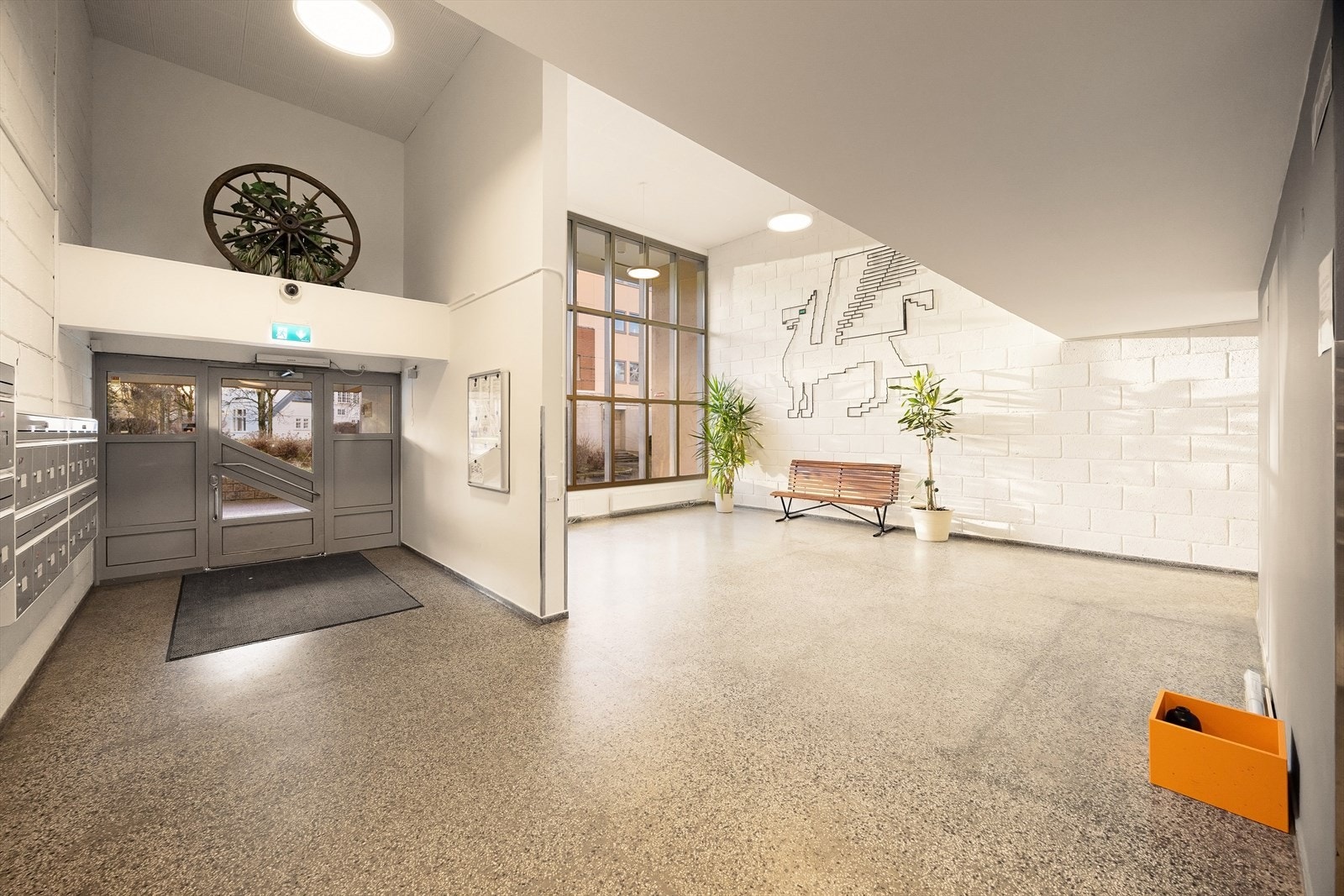 Inngangsparti. Leiligheten ligger i 3. etasje med heisadkomst. Galleribilde