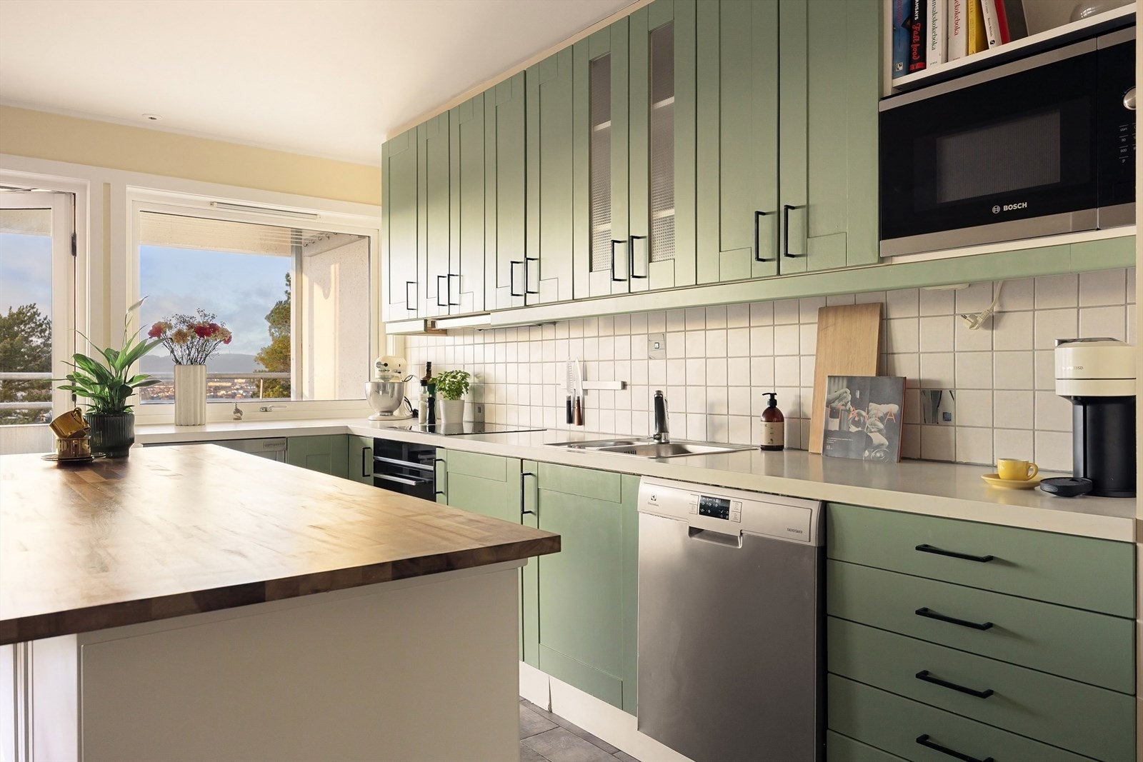 Kjøkkenet består av induksjonstopp, oppvaskmaskin, mikrobølgeovn, stekeovn samt frittstående kjøleskap. Galleribilde