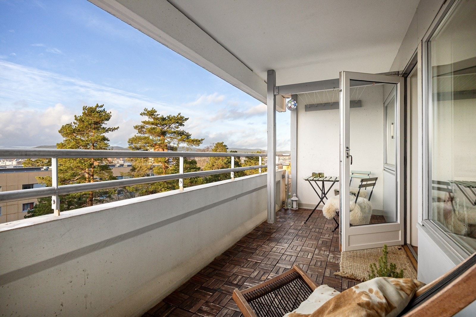 Nord-vestvendt balkong med svært gode solforhold og minimalt med innsyn. Galleribilde