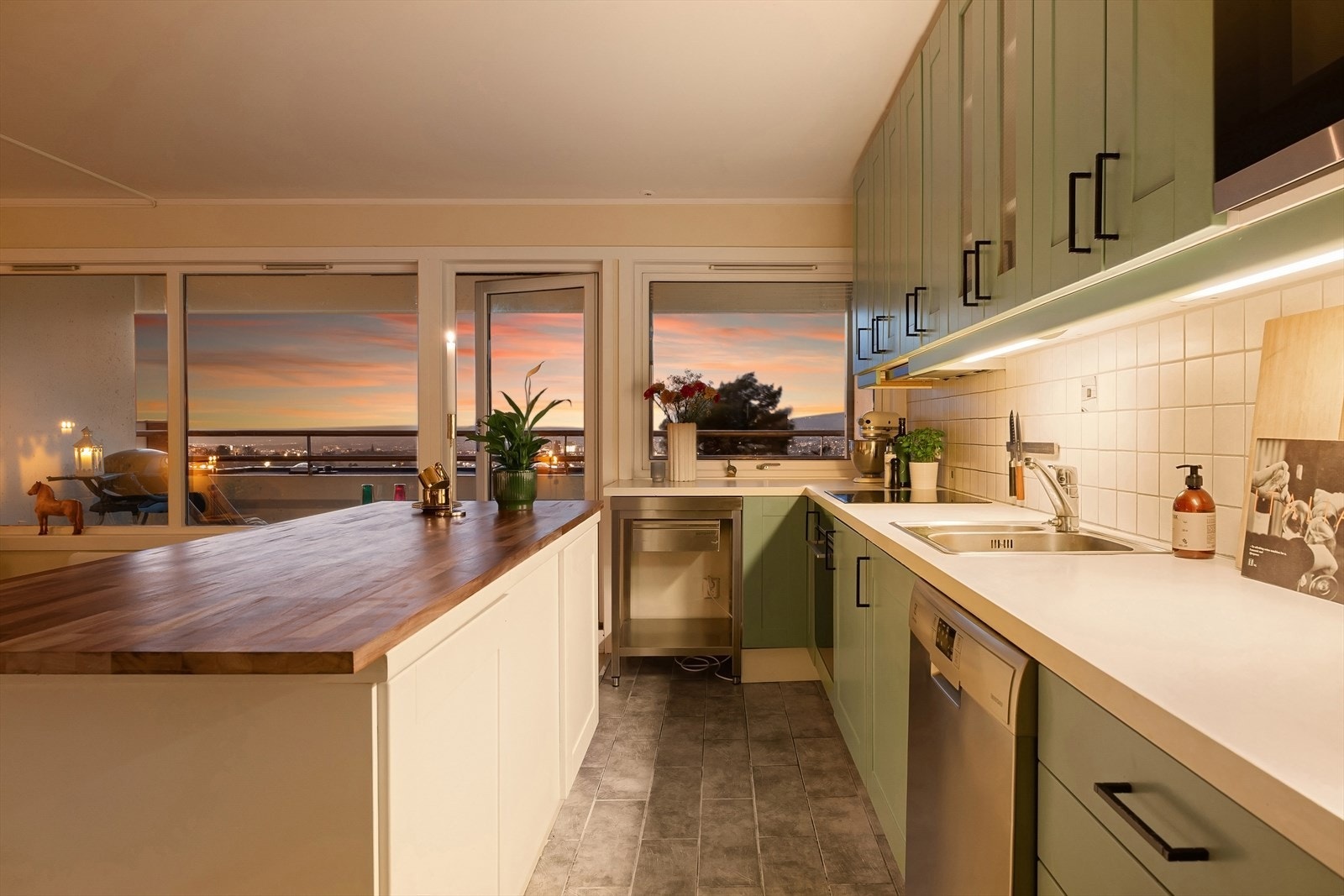 Kjøkkenet har praktiske løsninger og mye oppbevaringsplass i over- og underskap. Galleribilde