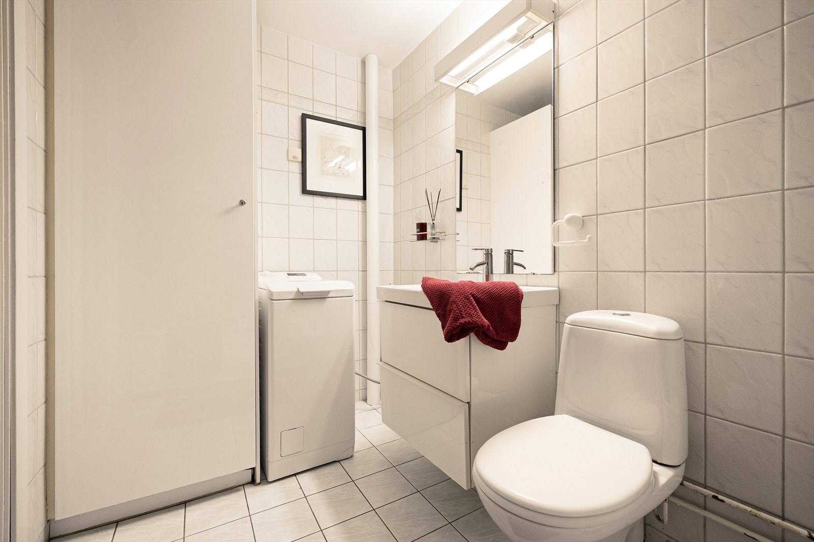 Badet har også opplegg for vaskemaskin og fastmontert høyskap. Galleribilde