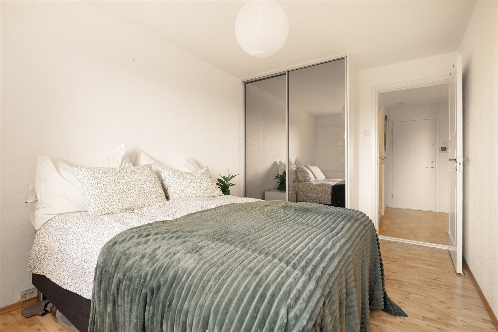 Praktisk skyvedørsgarderobe med mye oppbevaringsplass. Galleribilde