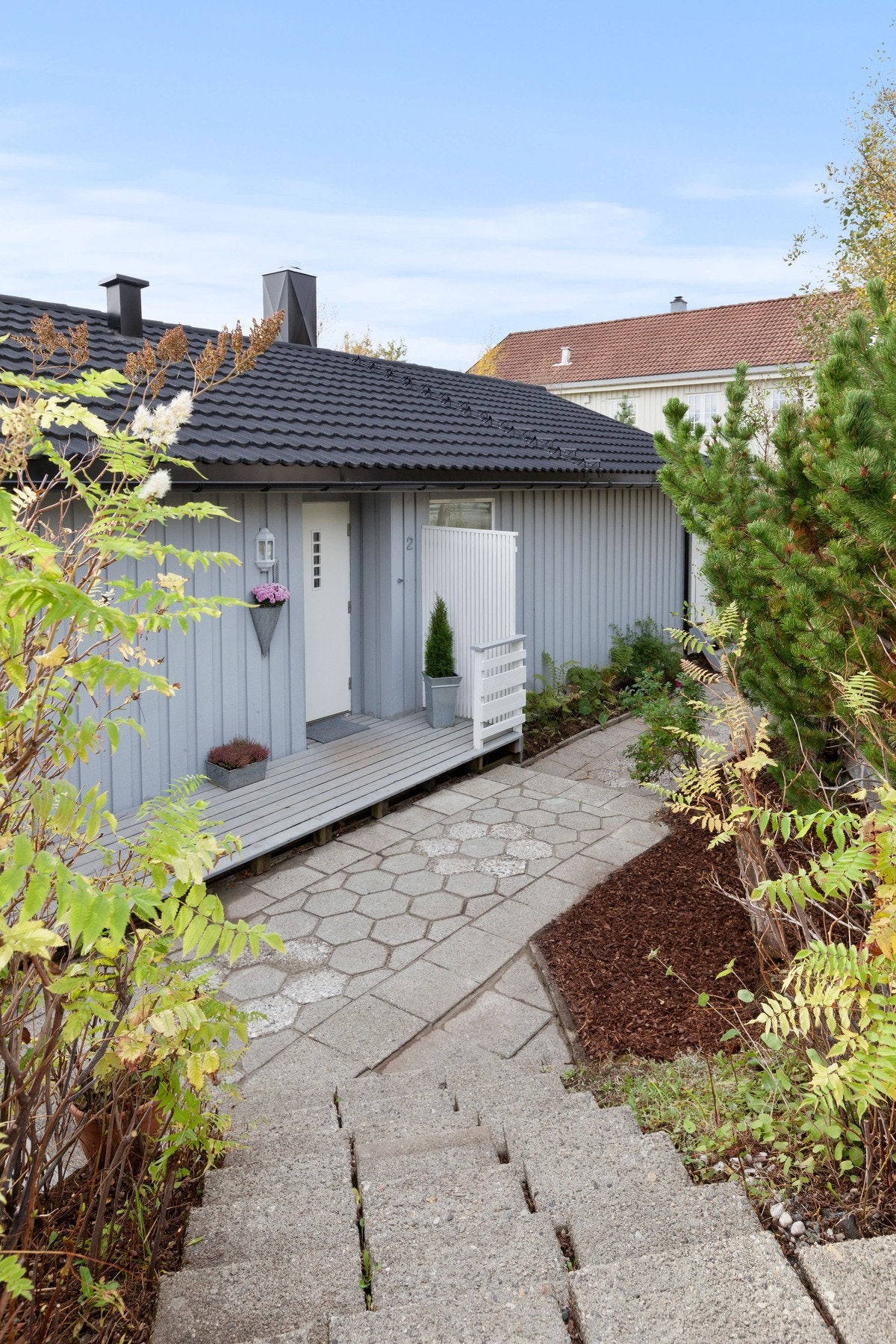 Her bor du med umiddelbar nærhet til fantastiske tur- og friluftsmuligheter både sommer som vinterstid - i et område primært bestående av større familieboliger. Galleribilde