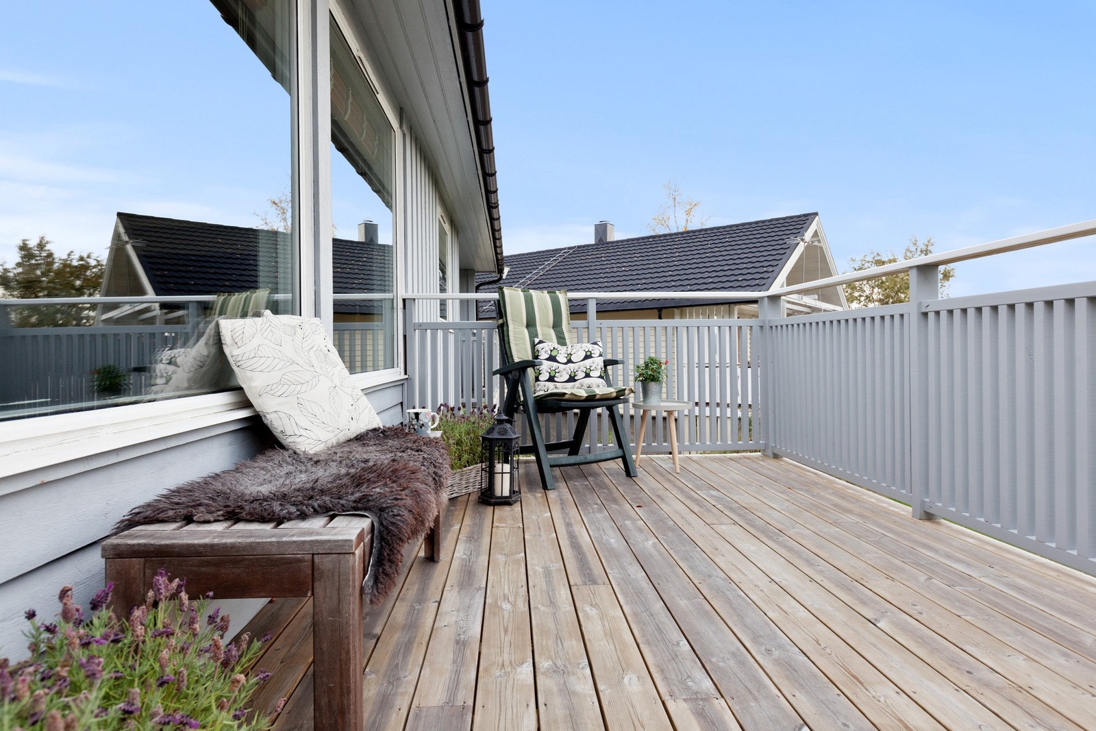 Balkongen har strålende hav- og fjellutsikt og svært gode sol- og lysforhold. Galleribilde