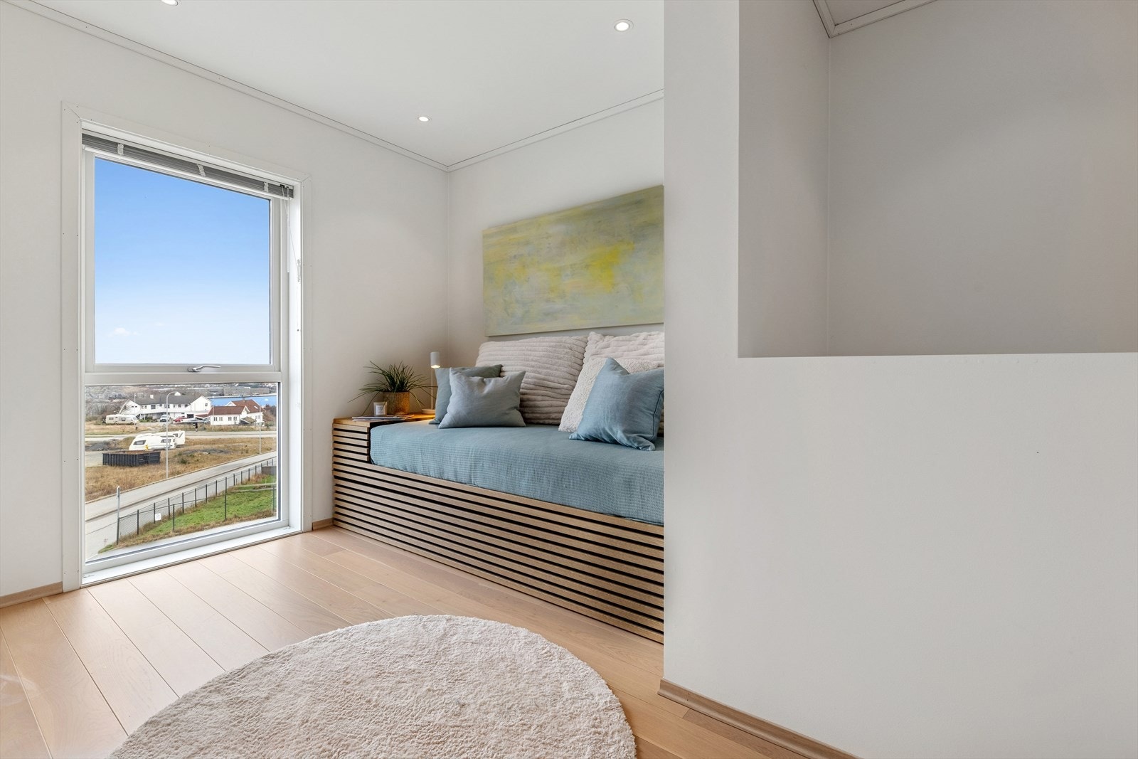 På loftet finner du en TV-stue med flott utsikt. Rommet kan enkelt gjøres om til et ekstra soverom dersom behovet oppstår, fleksible løsninger som gir deg flere muligheter. Galleribilde