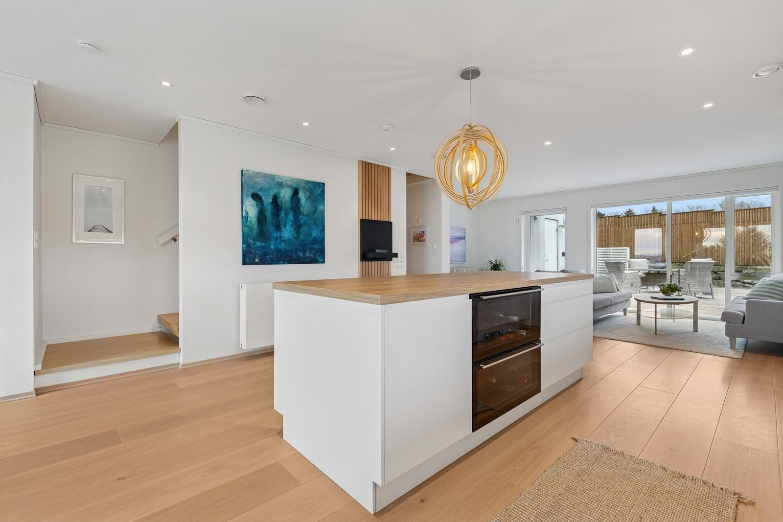 Lyse fronter, rene linjer og store vindusflater skaper et rom med fantastisk lys og utsikt, perfekt for både matlaging og sosiale sammenkomster. Galleribilde