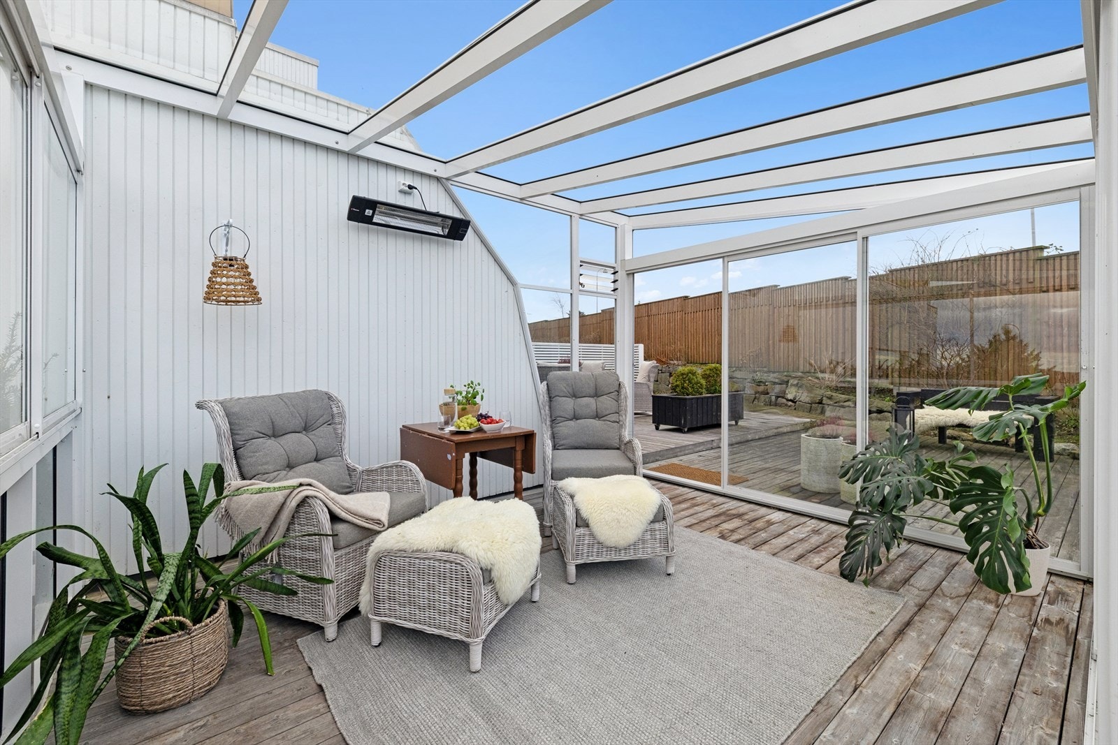 Lys og trivelig hagestue med glassvegger og skyvedører som gir en herlig utefølelse året rundt. Perfekt sted for avslapning med god utsikt og direkte tilgang til terrassen. Galleribilde