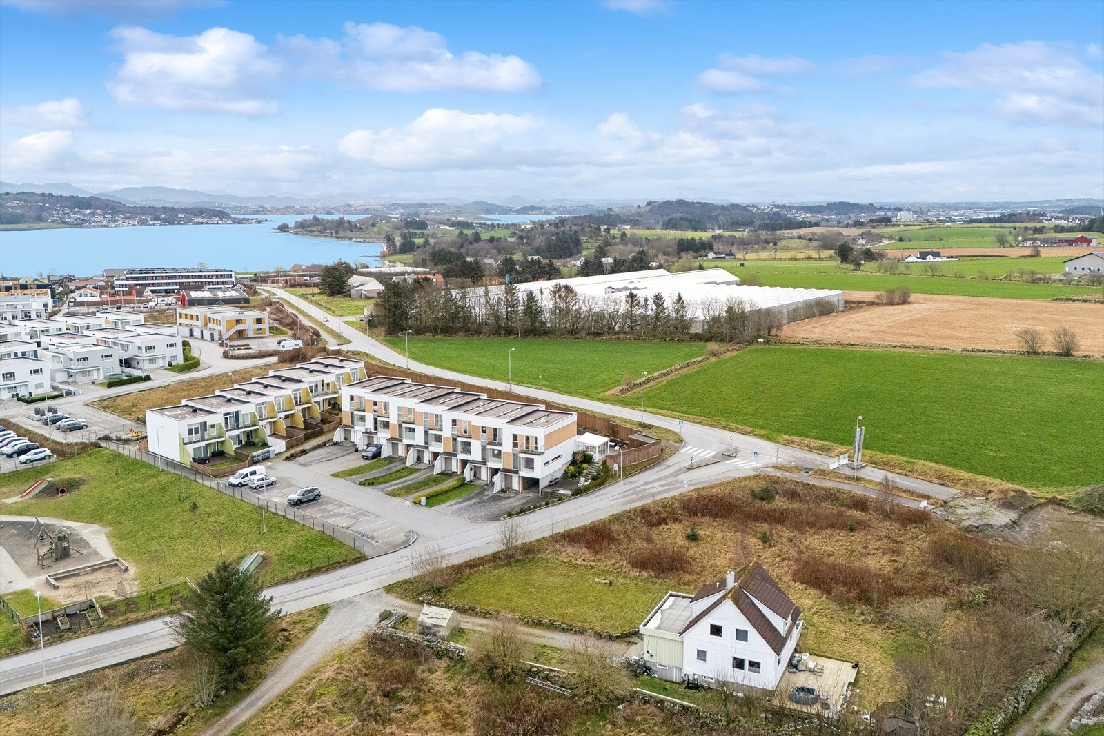 Eiendommen ligger fint til i naturskjønne omgivelser, samtidig som det meste man måtte trenge i det daglige er innen kort rekkevidde. Galleribilde