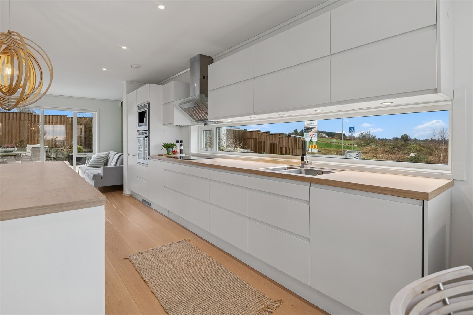 Kjøkkenet har ekstra vinduer som gir fantastisk lysinnslipp, en av fordelene ved å bo i enderekkehus. Benkeplaten er nylig skiftet. Galleribilde