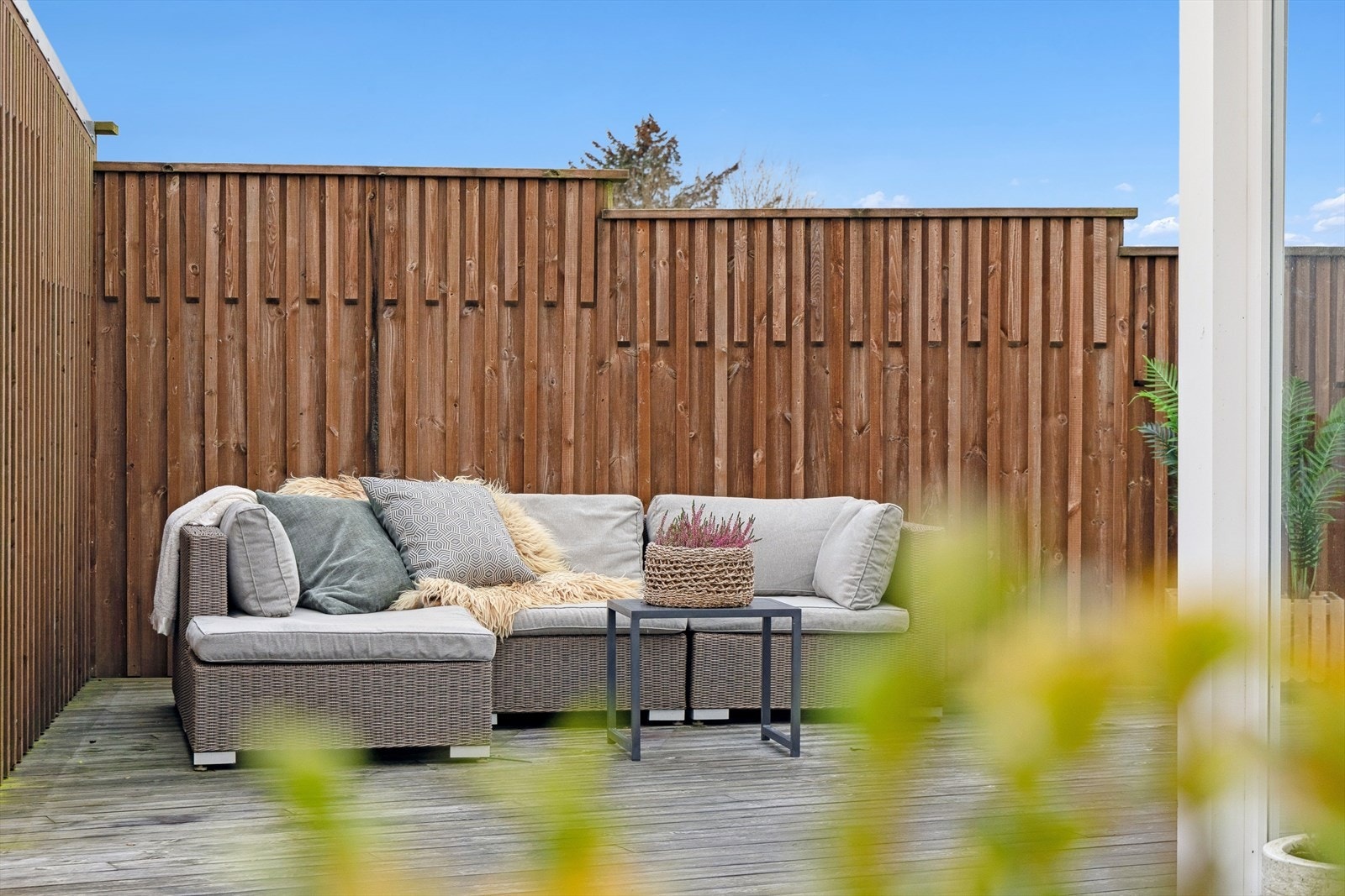 Terrassen er bygget med kebony-terrassebord. Kebony er kjent for sin holdbarhet og motstandsdyktighet mot vær og slitasje. Du får en terrasse som varer i mange år, uten oljing eller behandling, kun ren kvalitet og minimalt vedlikehold. Galleribilde