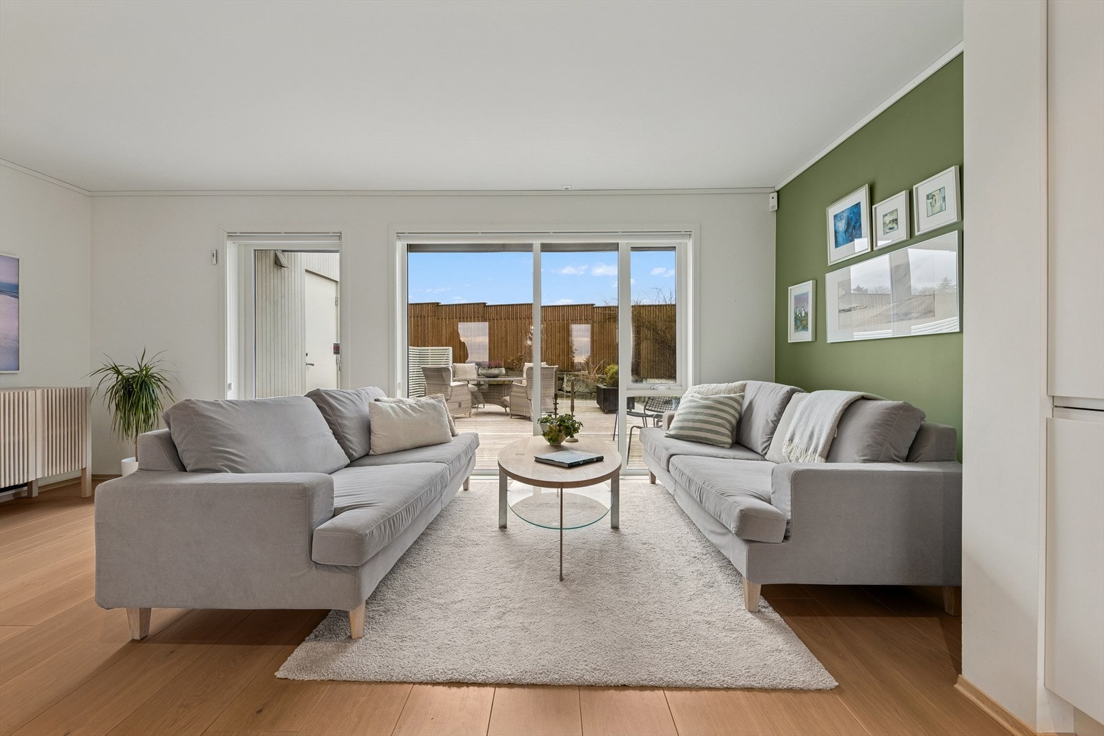 Boligen er nøye planlagt av selger, med ferdig klargjort høyttaleropplegg i taket på begge bad, loftstuen og kjøkken/stue, slik at kjøper enkelt kan installere lydsystem etter behov. Galleribilde