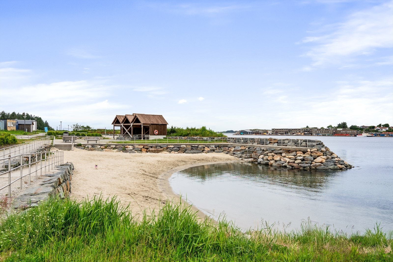 Jåsund badeplass er et populært tilbud på sommeren og er opparbeidet med flott sandstrand og steinmolo. Galleribilde