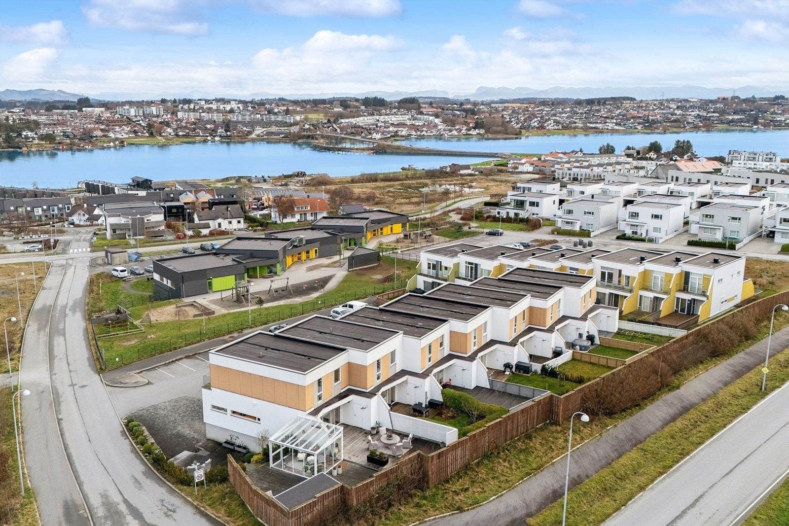 Boligen ligger fint til i et familievennlig og rolig boligområde på Jåsund. Her bor man nært sjøen med umiddelbar nærhet til flotte turmuligheter med kyststi og vakkert og variert landskap. Galleribilde