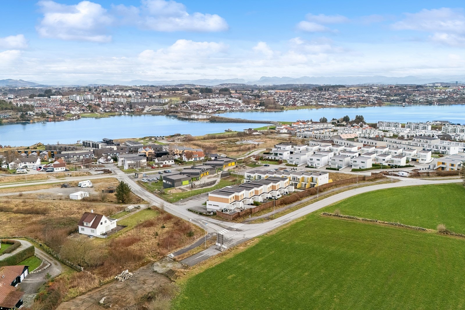 Jåsund er et familievennlig område med flotte fasiliteter. Her finner du barnehage, den populære Jåsund badeplass og en ny barneskole som står klar i 2028. I tillegg har du nærbutikk (Extra) i nærheten, alt du trenger for en praktisk og behagelig hverdag. Galleribilde