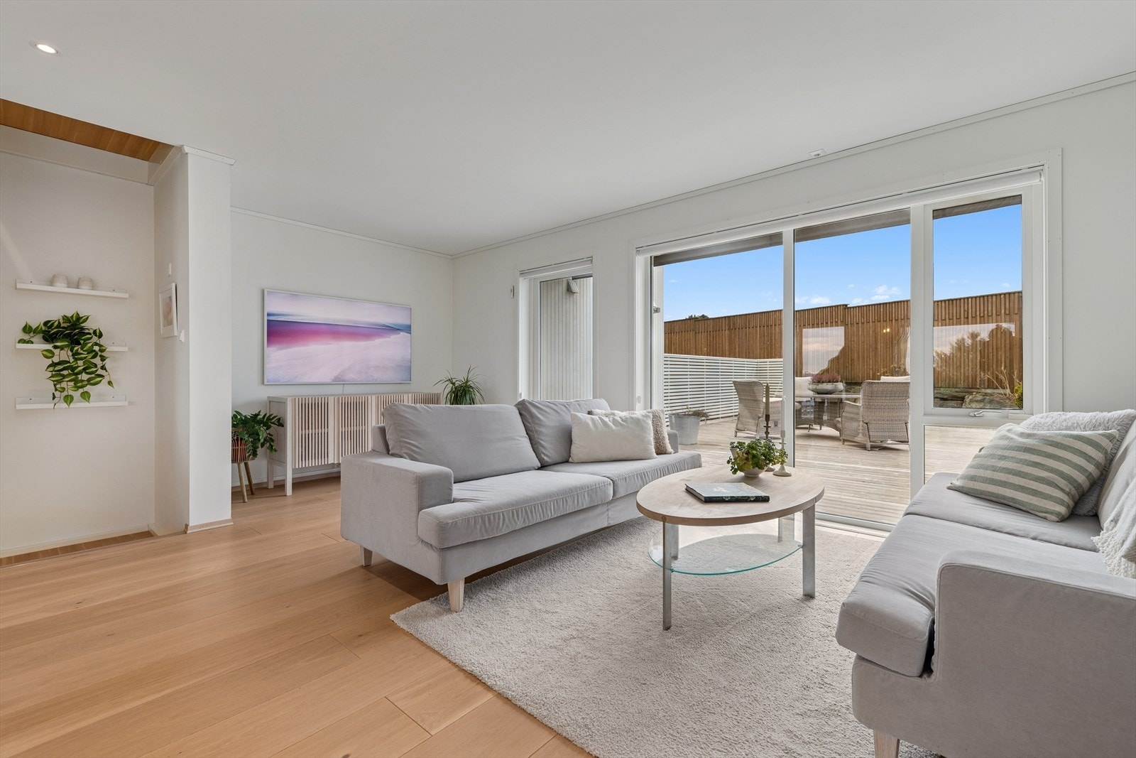 I stuen har man god plass til å møblere med sofagruppe og utgang til uteområdet. Galleribilde