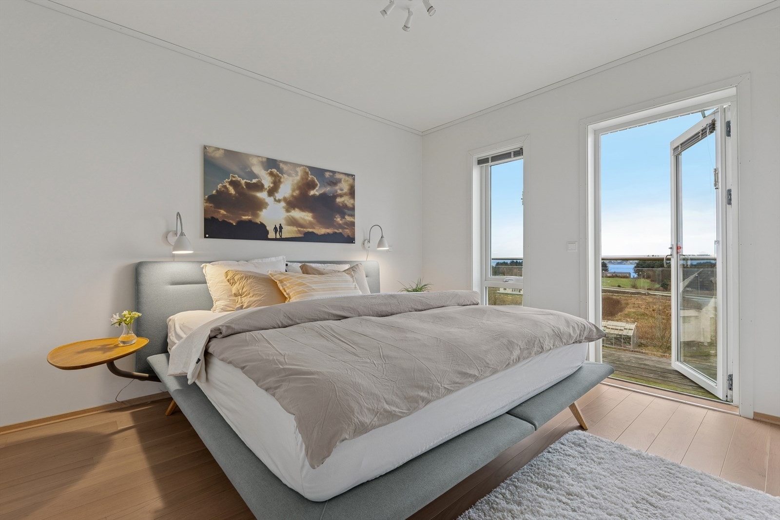 Soverom 1 - Det største soverommet som i dag benyttes som hovedsoverom og har utgang til privat balkong. Galleribilde