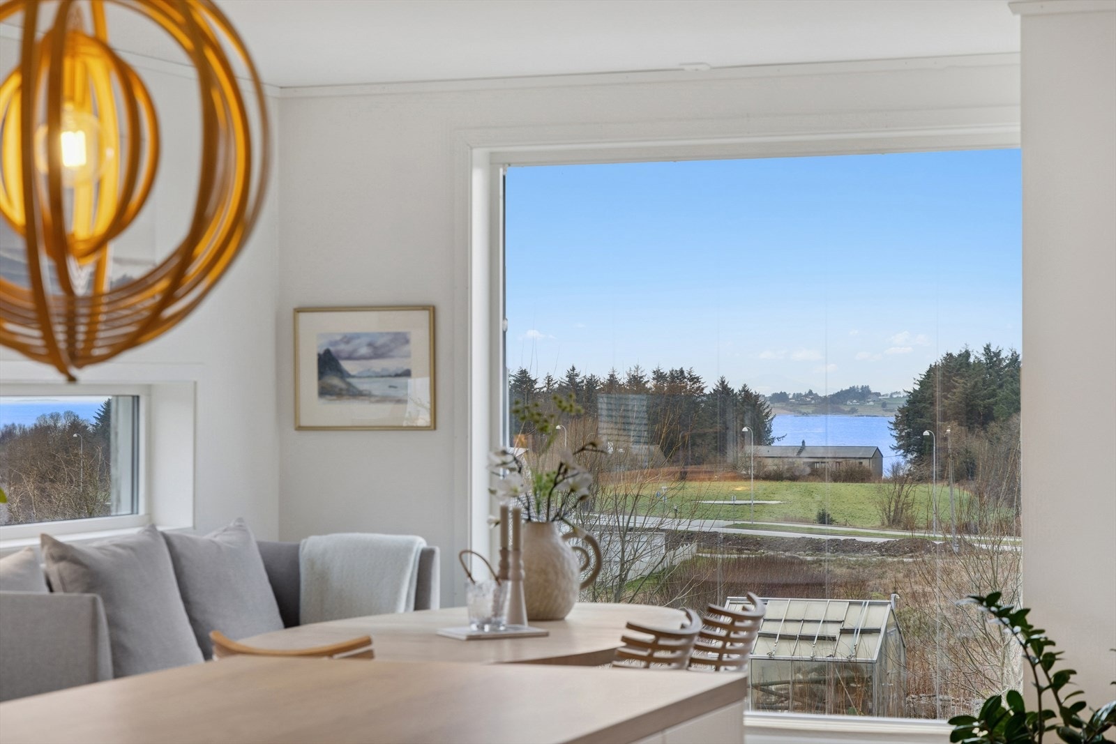 Store vinduer slipper naturen inn og gir deg nydelig mot havet og grønne omgivelser. En spisestue hvor det er ekstra kjekt å ha middagsgjester. Galleribilde