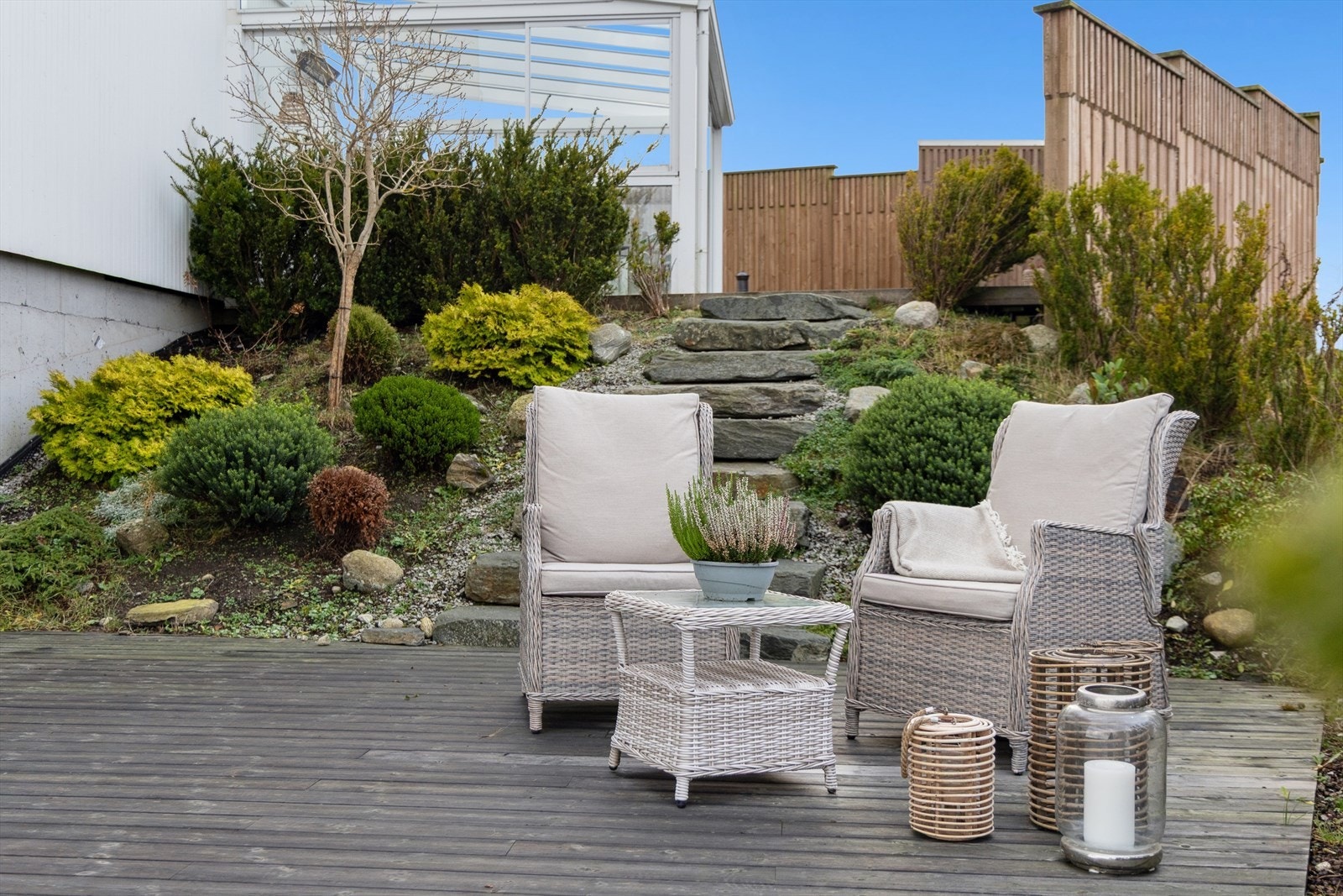 Terrassene er pent innrammet av variert beplantning. Galleribilde