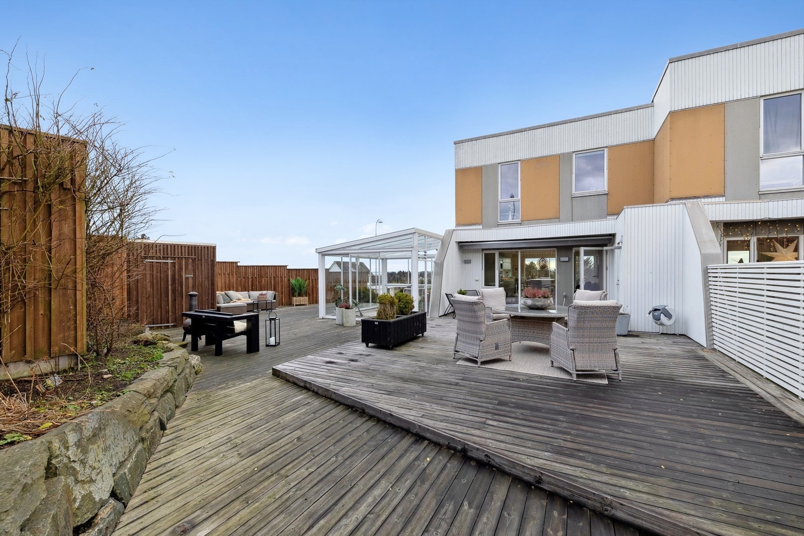 Stort og innbydende uteområde med god plass til både lek og avslapning. Her får du to praktiske boder, hagestue og en unik beliggenhet som enderekkehus med tomt rundt hele boligen. Fra uteplassen kan du nyte flott sjøutsikt og gode solforhold. Galleribilde